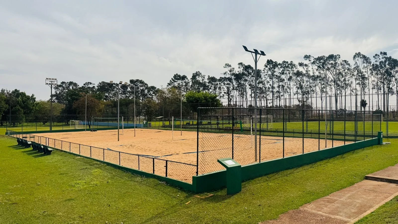 Quadras de areia recebem melhorias para mais esporte e lazer
