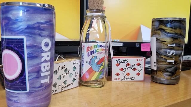 Oooweee y'all! Christmas has arrived early! ⁣
⁣
Huge thanks to @kard.ology for these majestic tumblers/decks and to my friend @deryn_magic of @impossiblebottles for the mind-blowingly impossible bottle! ⁣
⁣
Hit these guys up for some one of a kind, e
