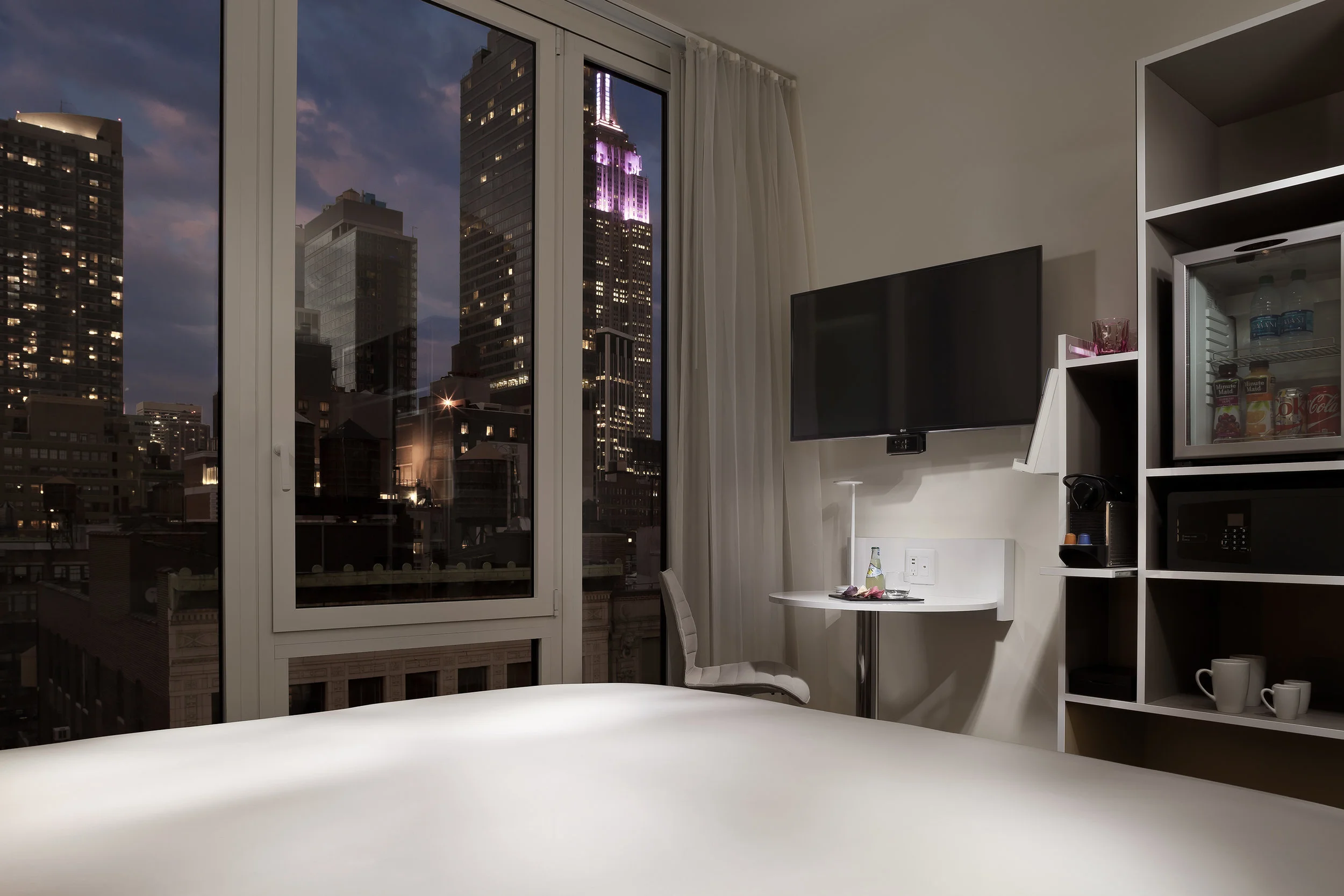 14bInnsideNewYork-EmpireViewQueenBedRoomViewDetail.jpg