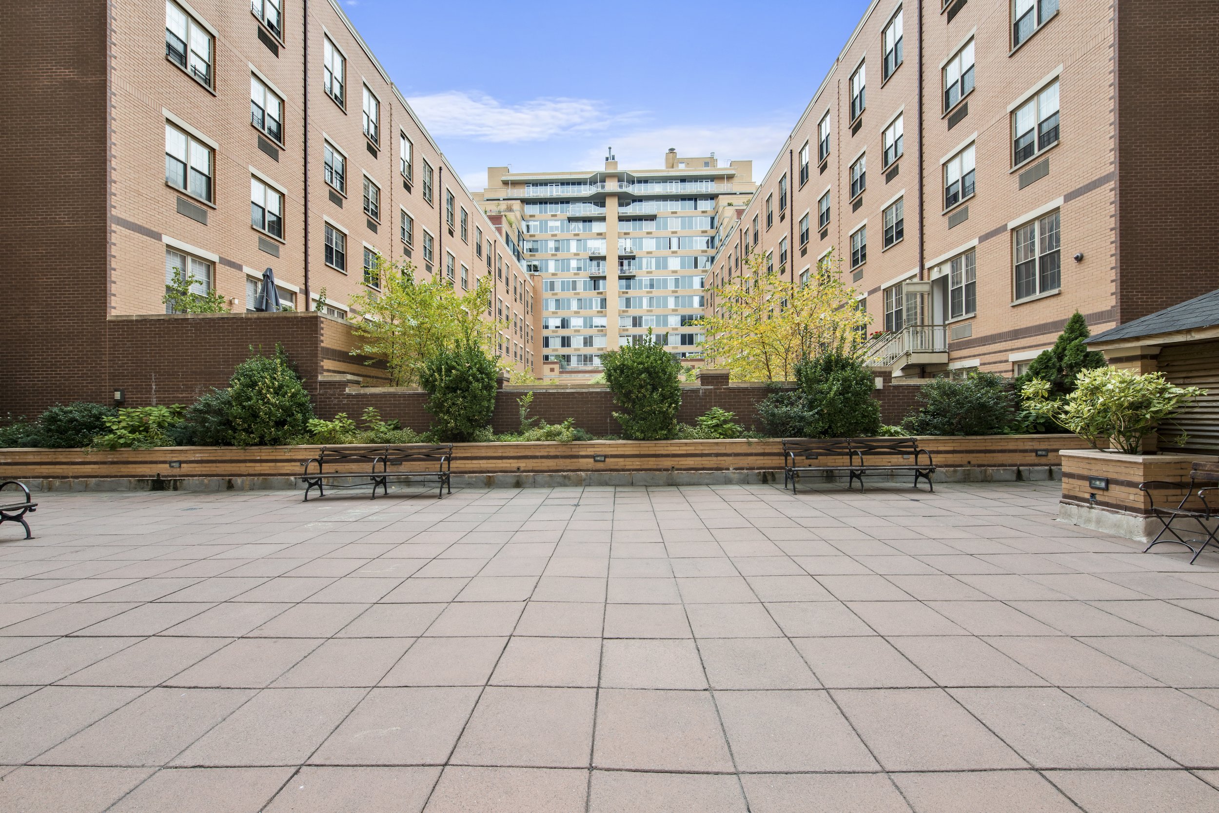 444_Manhattan_Ave_Courtyard1.jpg