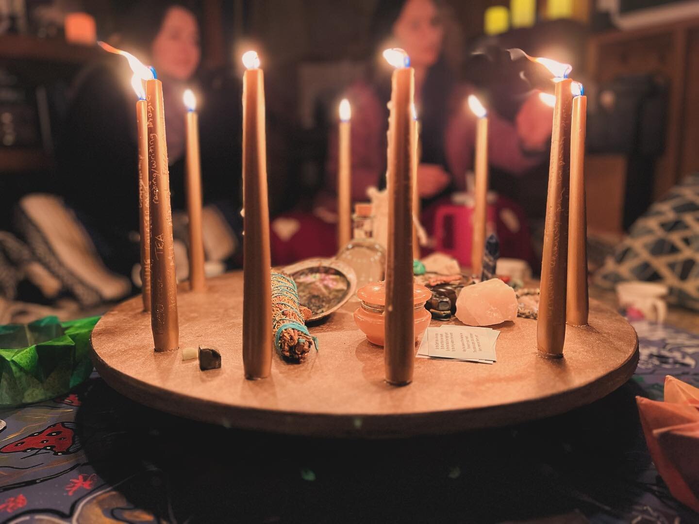 Tonight we gathered under the last Full Moon of 2023 to release &amp; shed our shells, making space for new creation, new abundance and manifestations. 
We looked inside ourselves and remembered that we contain all the elements needed!
What energy ca