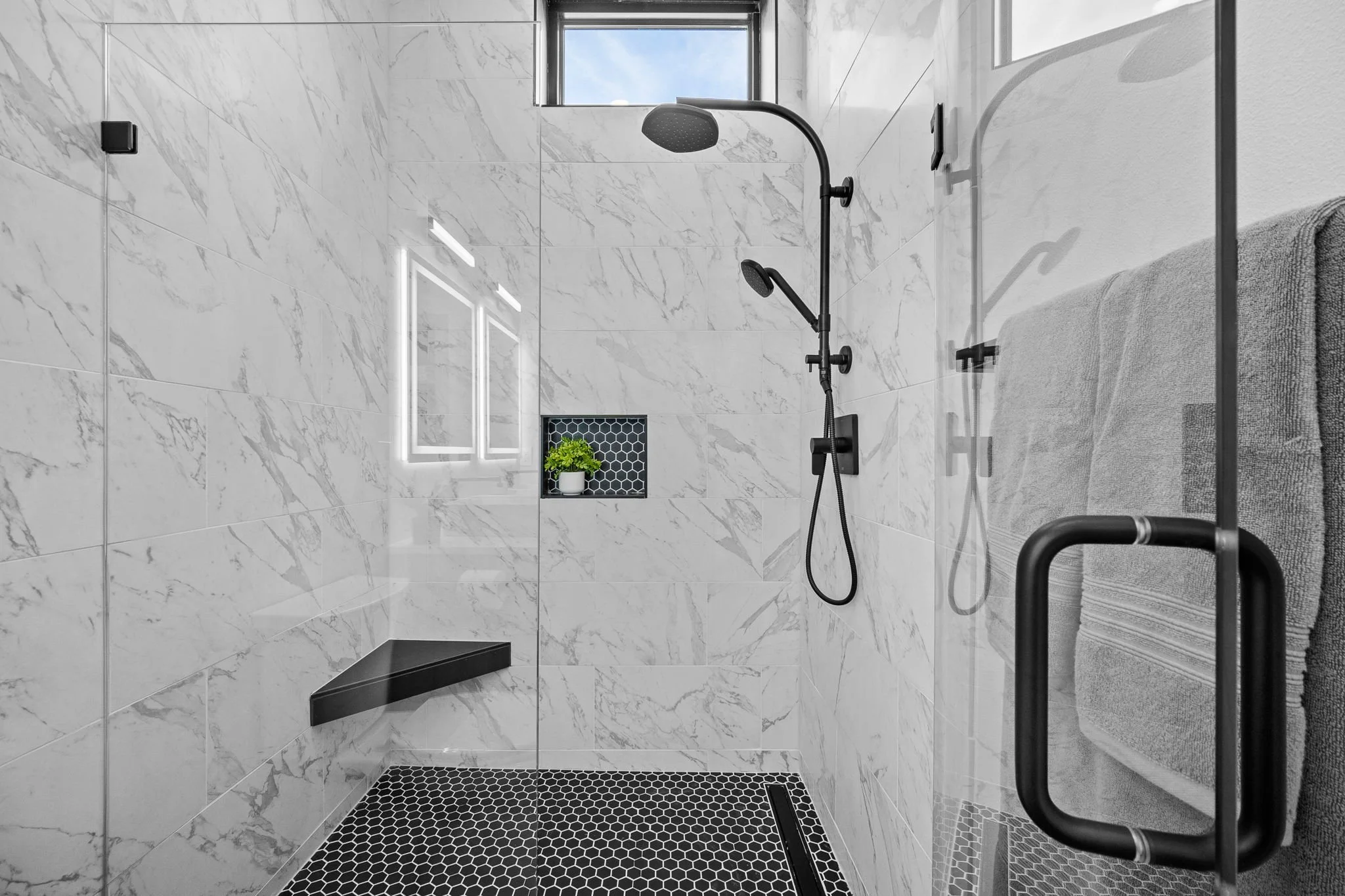 28-web-or-mls-4820 Ingersoll Ave-26.jpg