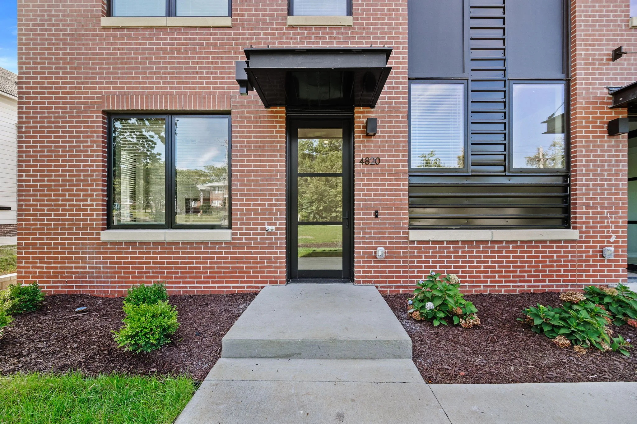 2-web-or-mls-4820 Ingersoll Ave-33.jpg