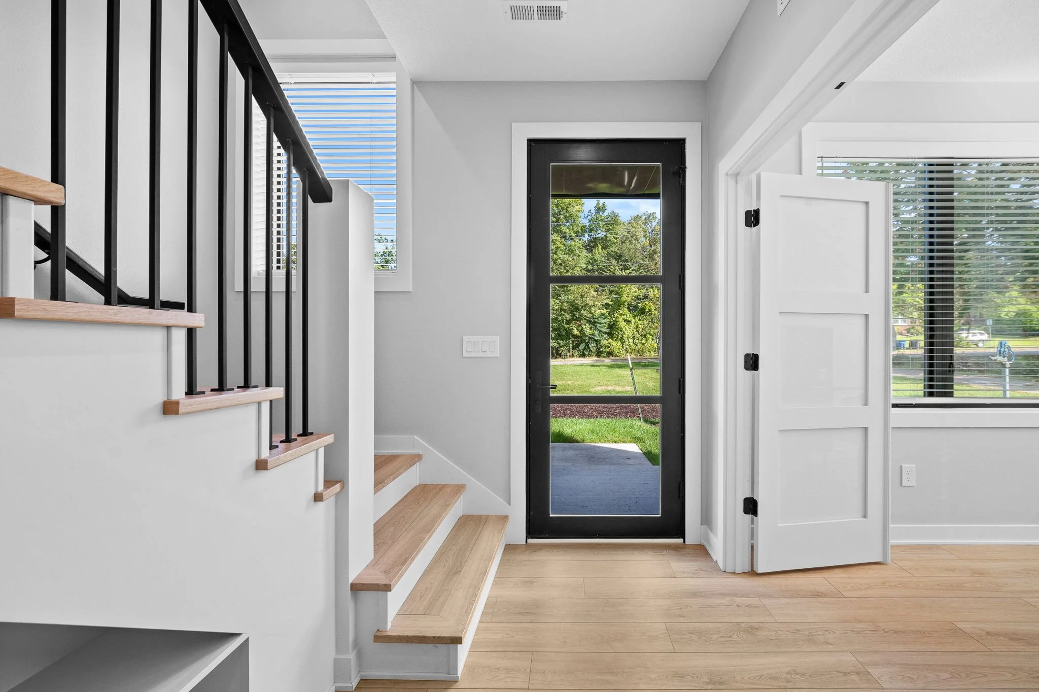 6-web-or-mls-4820 Ingersoll Ave-4.jpg