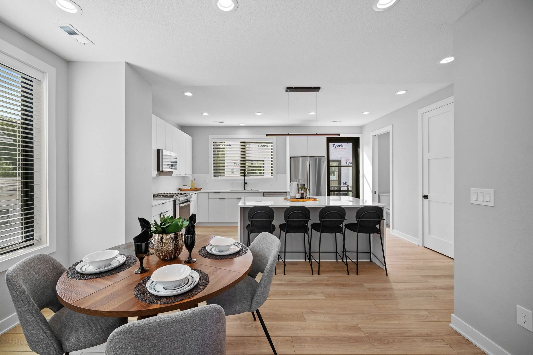 17-web-or-mls-4820 Ingersoll Ave-15.jpg