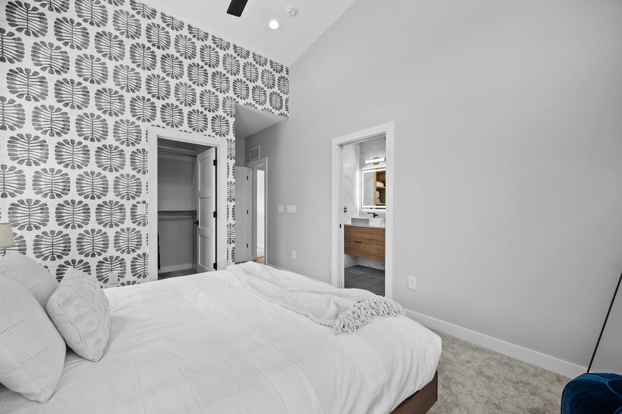 25-web-or-mls-4820 Ingersoll Ave-23.jpg