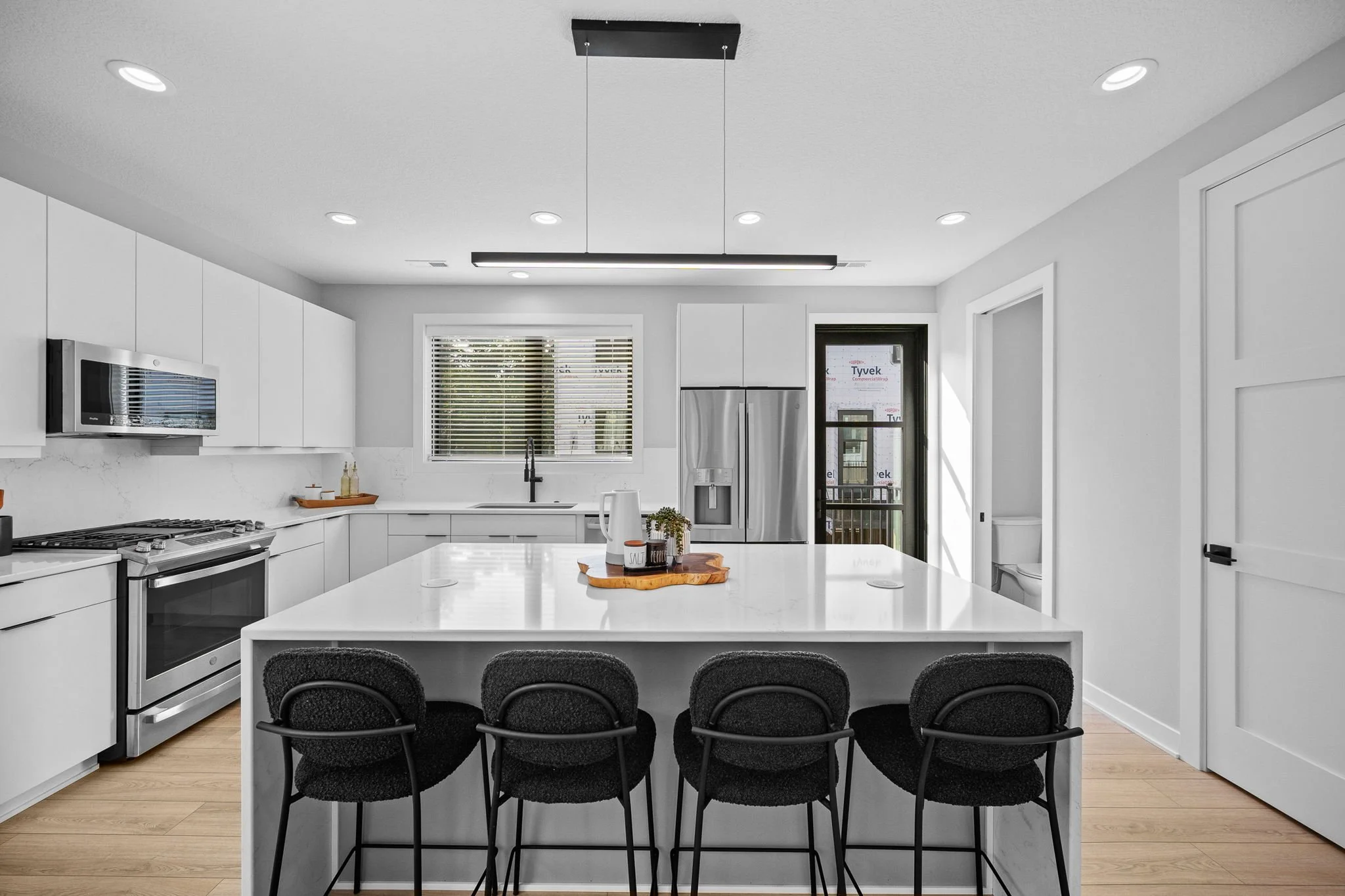 11-web-or-mls-4820 Ingersoll Ave-9.jpg