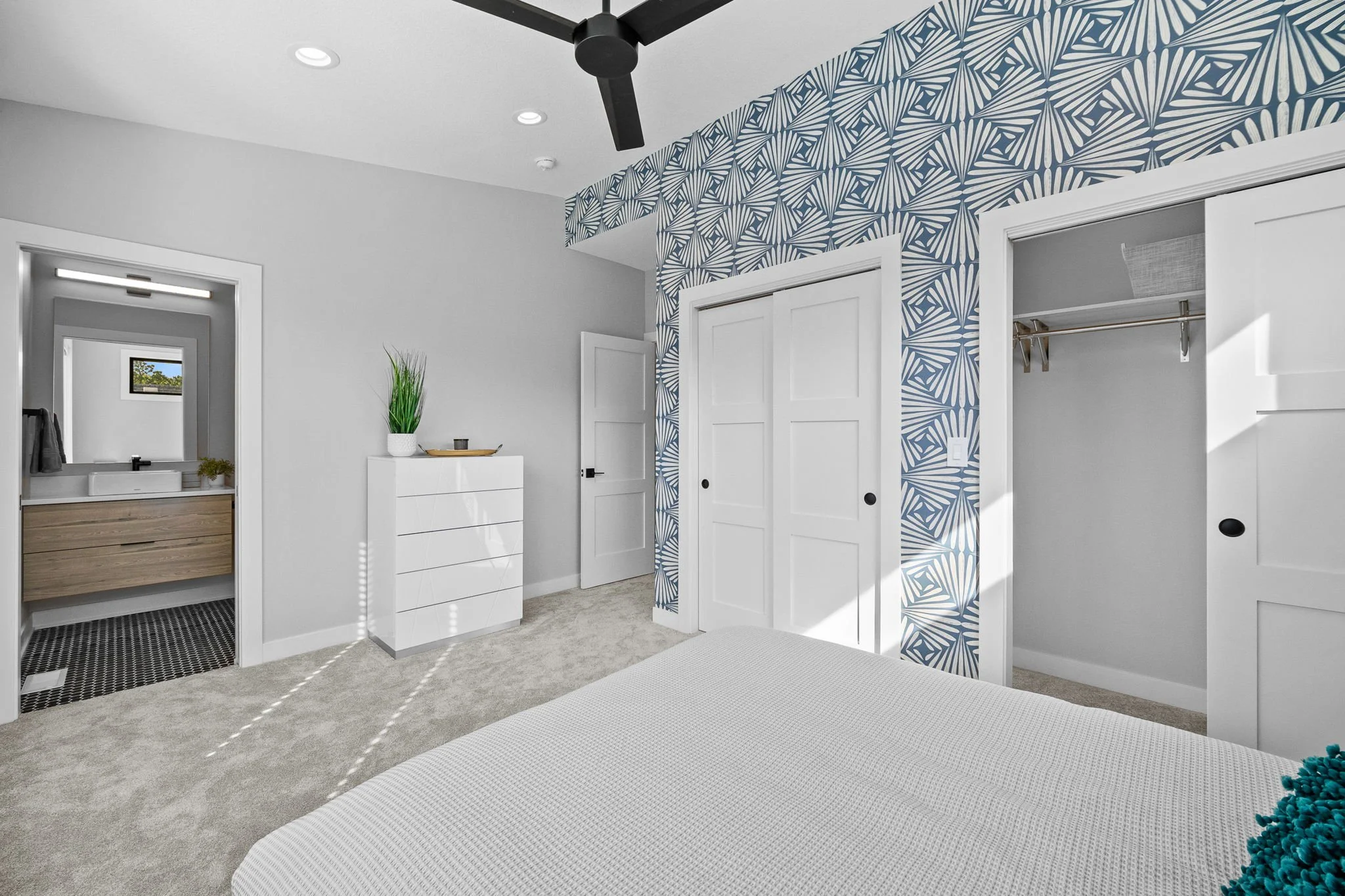 32-web-or-mls-4820 Ingersoll Ave-30.jpg