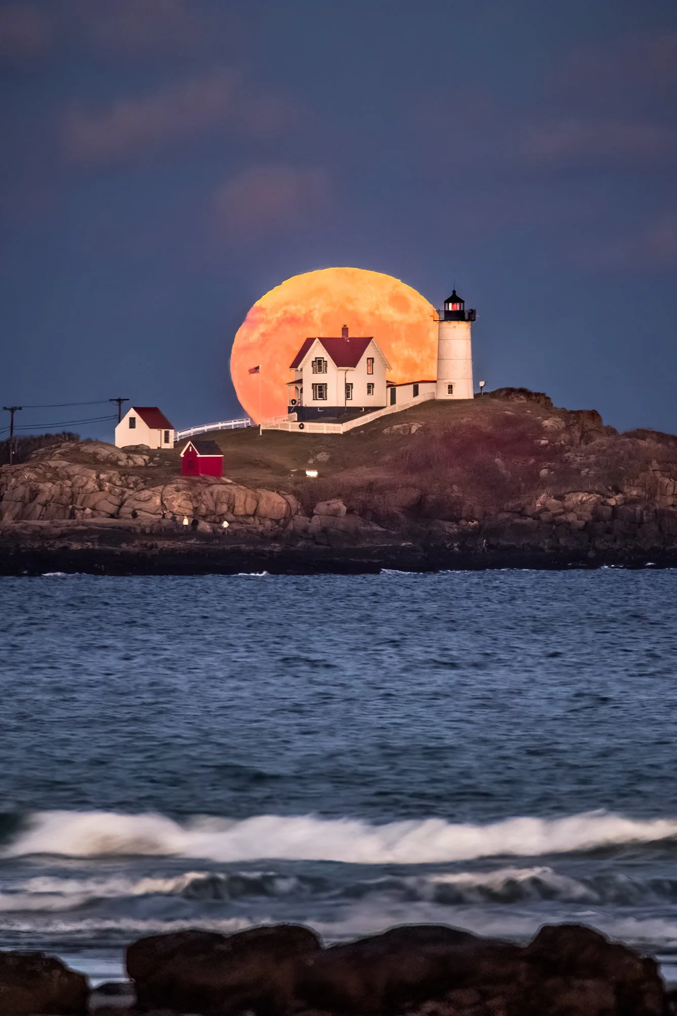 Benjamin Williamson, Full Moon Behind Nubble (2015)	