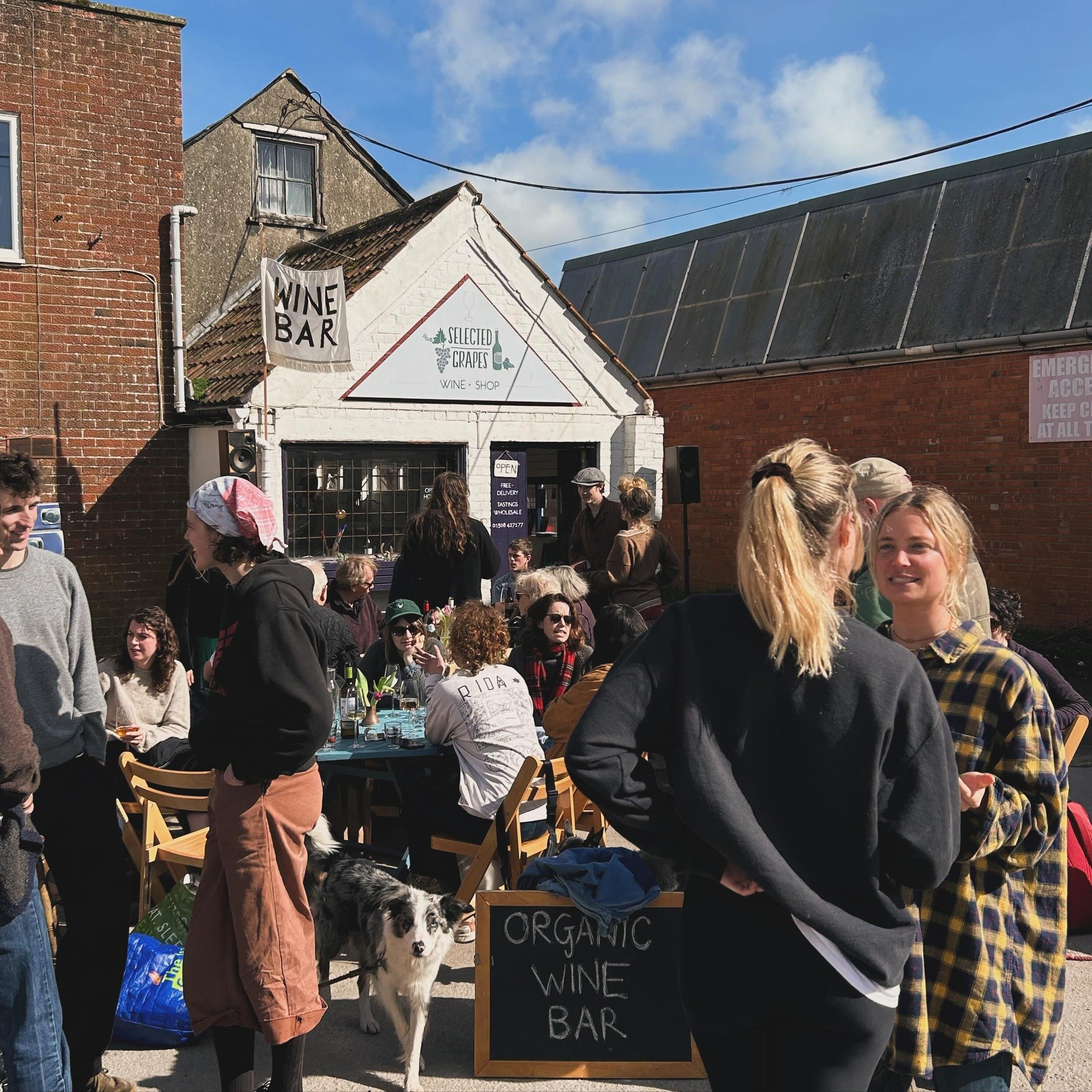 Wine bar season has finally arrived! ☀️ 🥂 The weather is looking good this Saturday so we will be serving real wine and craft beer from noon as usual, as well as taking care of all your bottle purchases. All this from the sunniest spot in Bridport (