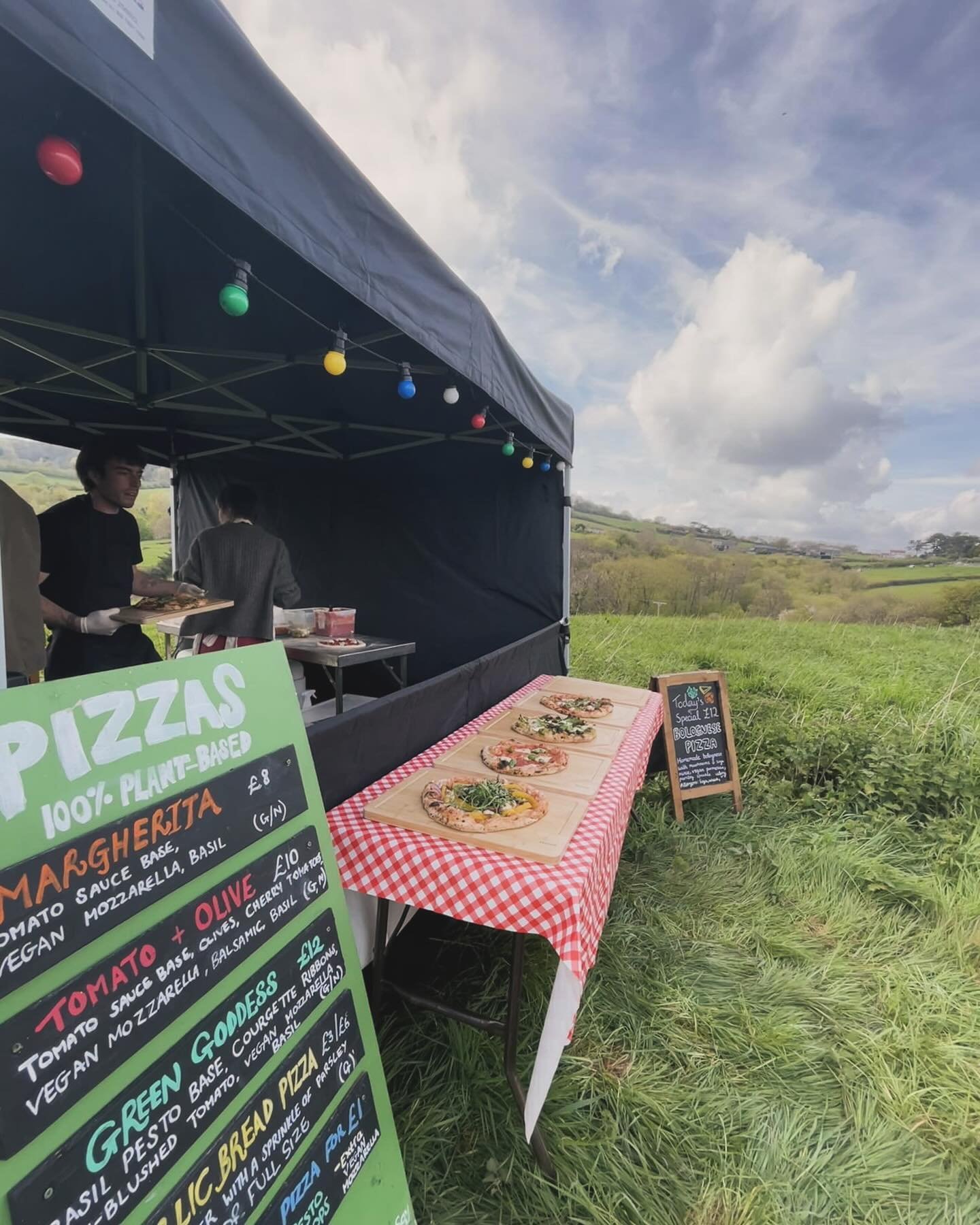 🍷 *THIS SATURDAY * 🍕 
There looks to be a break in the weather at the weekend! So we are celebrating with the woodfired delights of @fireintheshiree 
We will be serving up the usual offering of real wine, craft beer and a smattering of sunshine alo