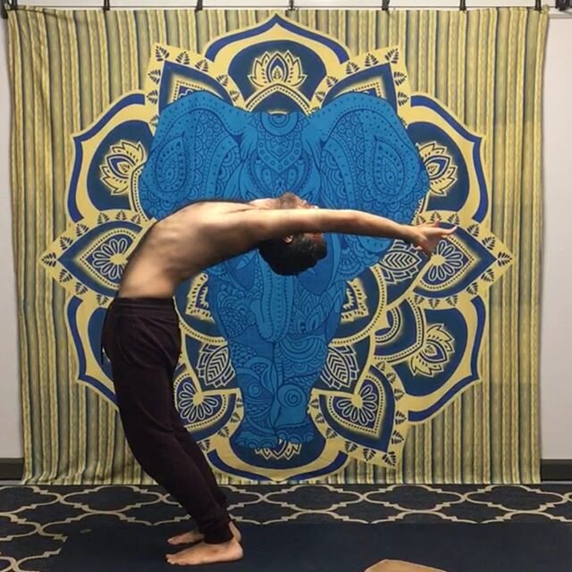 Stretching out and getting back into yoga classes. With more reopening happening next week I&rsquo;ll start posting some of my schedule up starting next Monday. 
10:30 yoga body sculpt at @crunchsummerville &amp;
12:00 Gentle Yoga @healinghara 
Getti