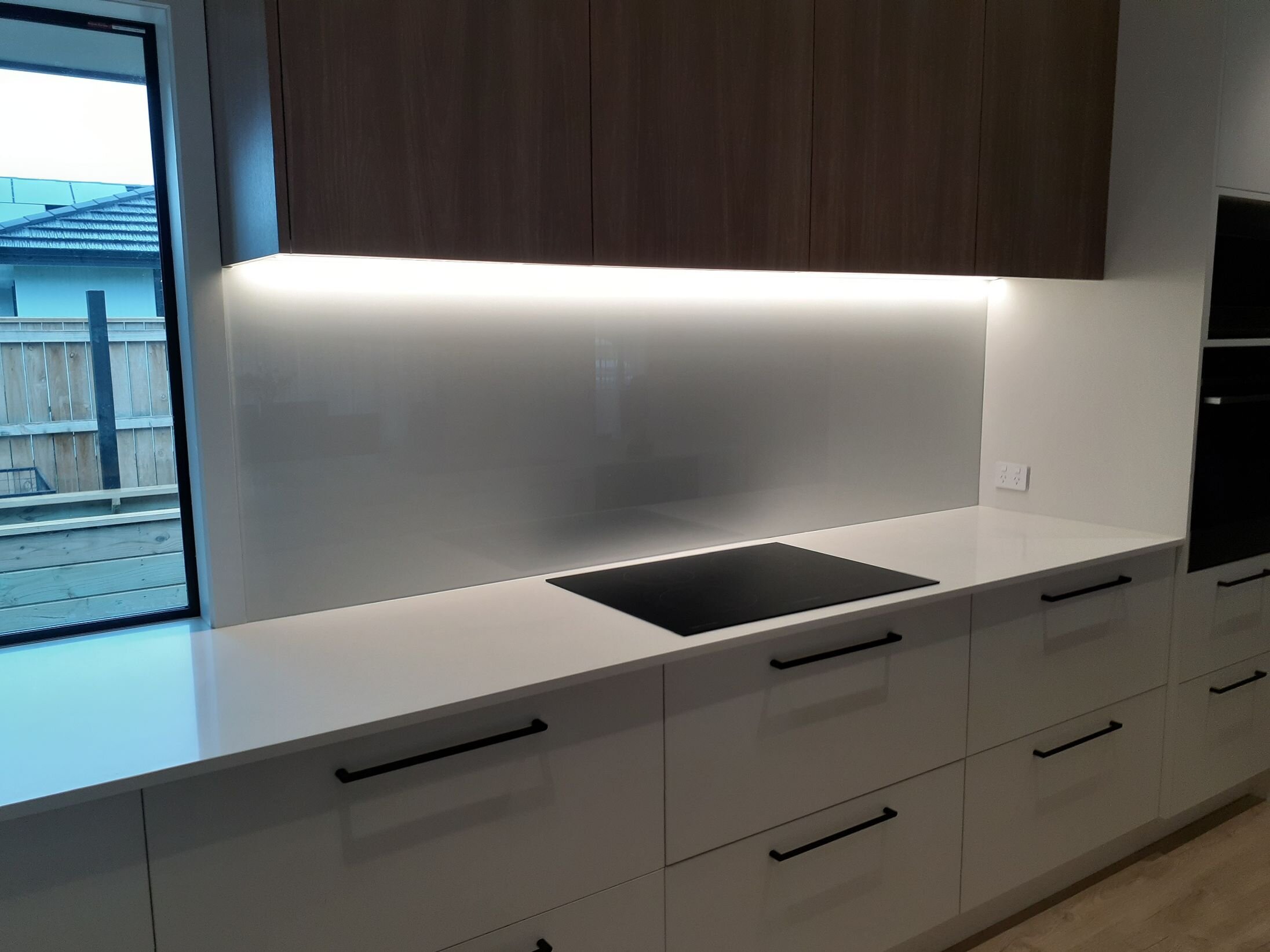 minimalist splashback white white.jpg