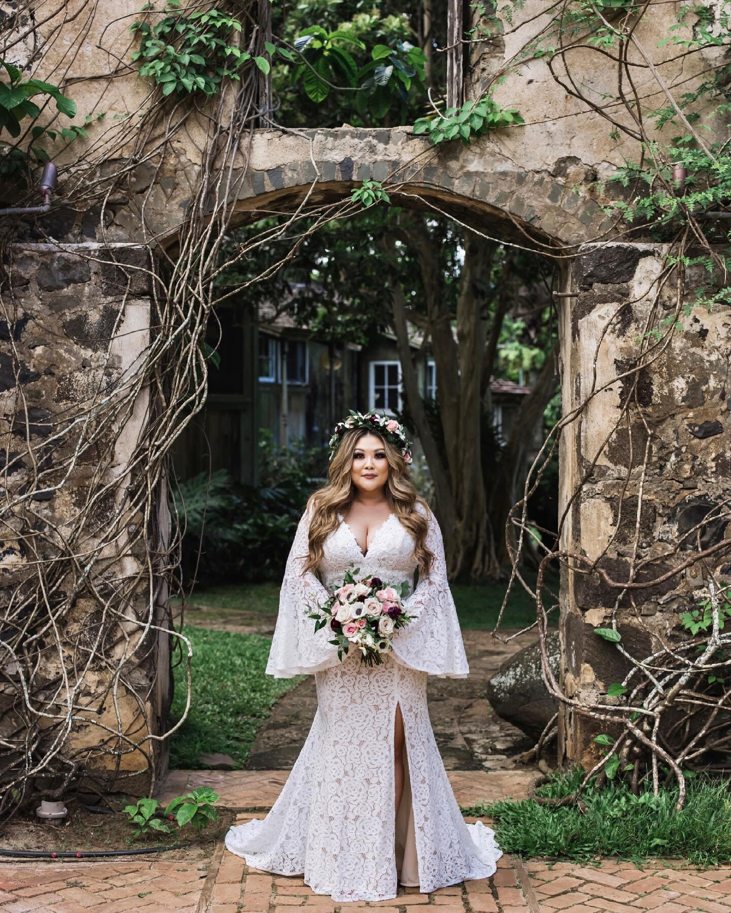 ✨First Look✨ I truly couldn&rsquo;t imagine how emotional I would get seeing my husband at the end of the aisle, waiting to marry me. I had the most amazing hairstylist, @genamariah.styles of @meiliautumnbeauty! She gave me the most ethereal, romanti