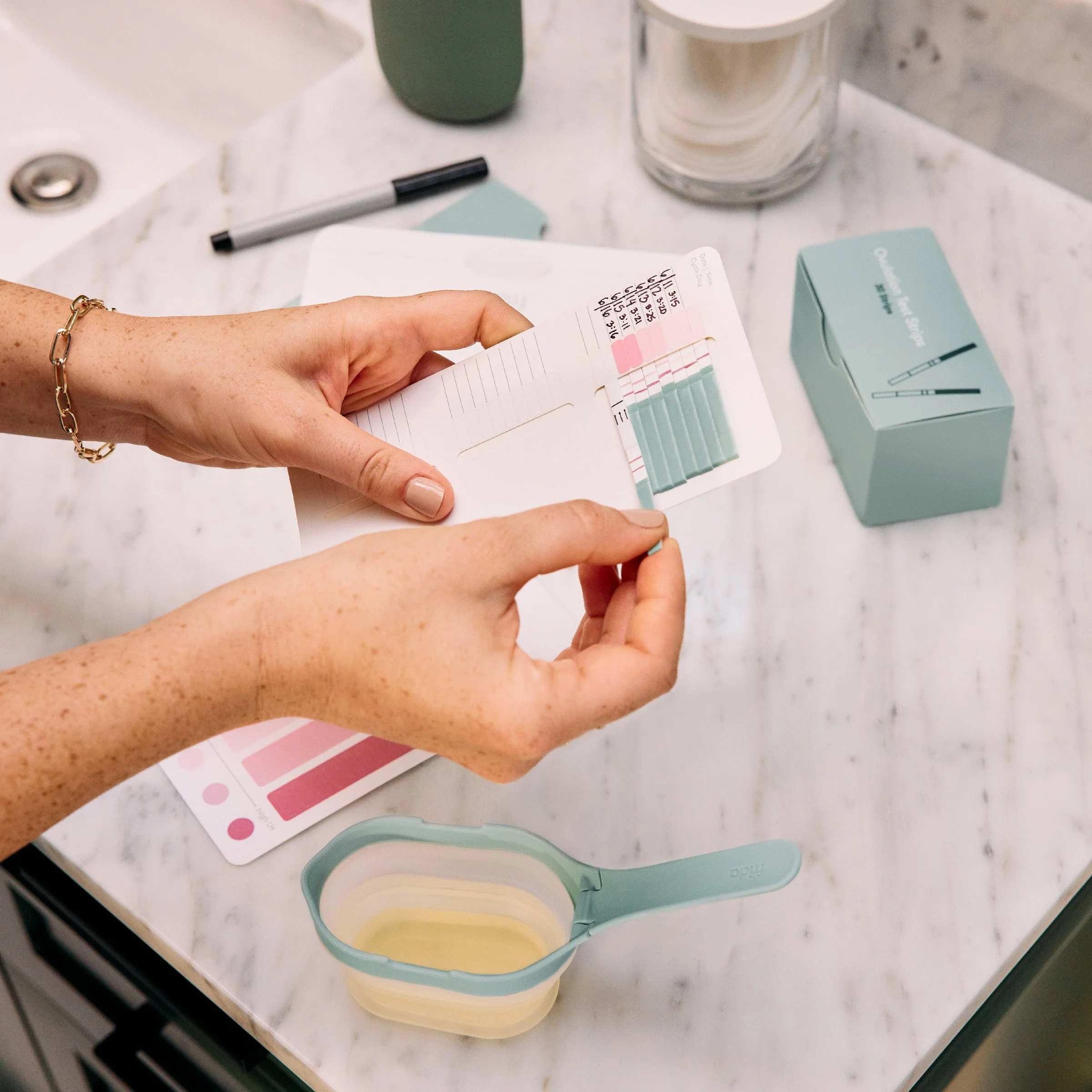 Ovulation + Pregnancy Test and Track Set_CLEAN_7.jpg