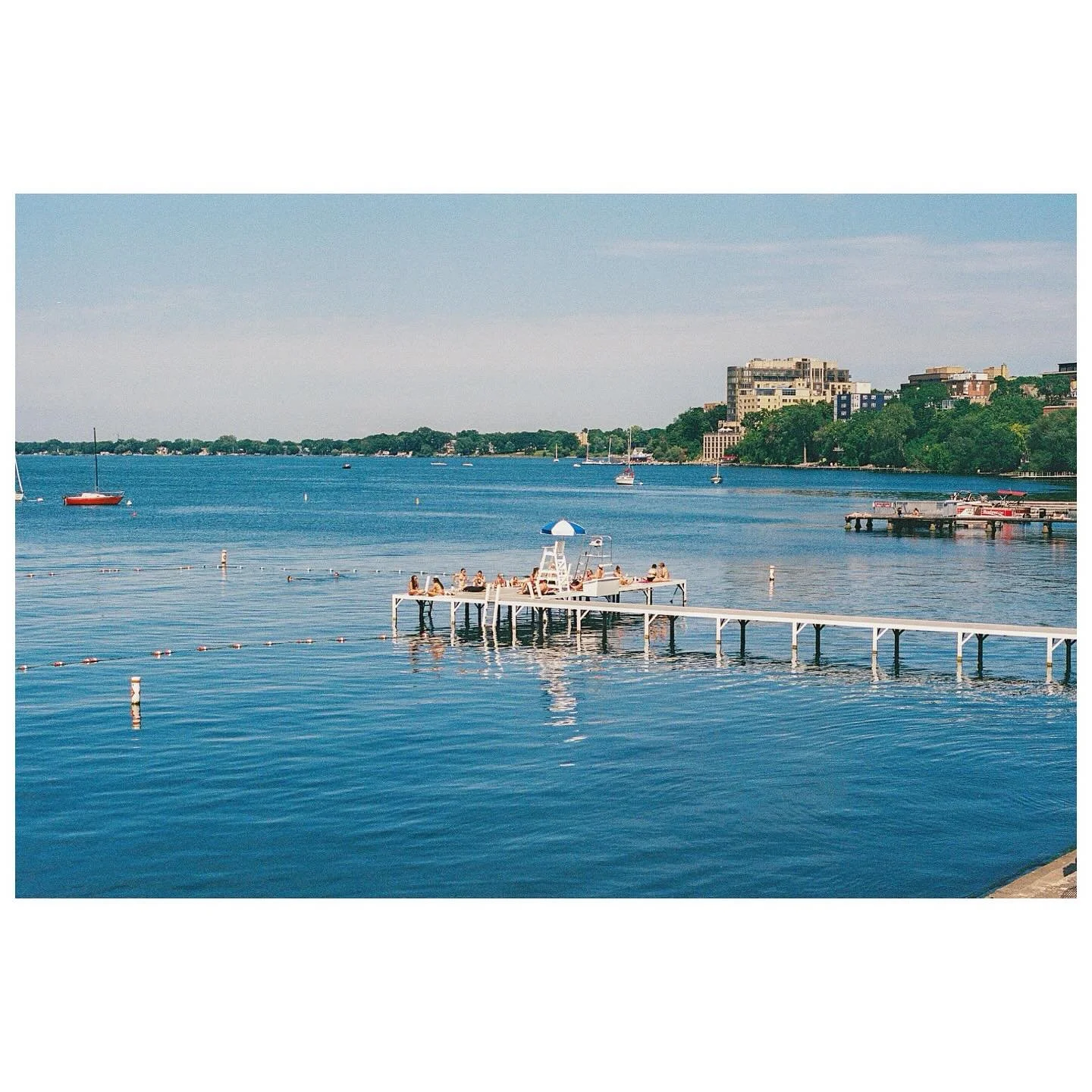 A postcard from Madison, taken between sips of Spotted Cow.
π·: Leica M3
ποΈ: Kodak Portra 400
#filmphotography #shotonfilm #35mmfilm #analogphotography #leicam3 #kodakportra400 #madisonwi #wisconsin #uwmadison #onwisconsin