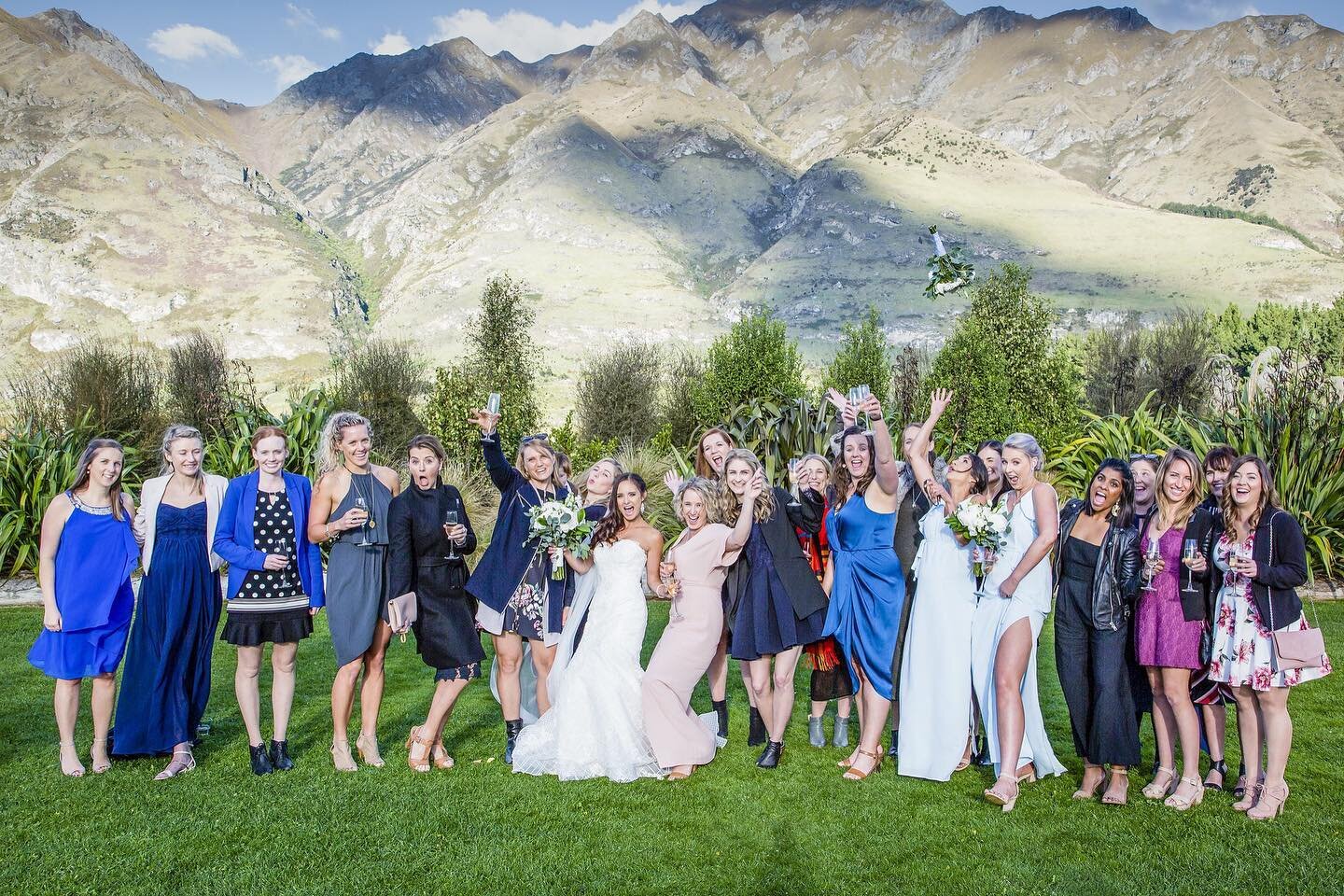 FRIDAY FEELS  It&rsquo;s the weekend! Who else is ready to have some fun with their besties? 
-
-
-
#wanakaweddings #brideandgroom #queenstownweddings #wanakaflorist #queenstownflorist #qwamember #welltraveledbride #purenzweddings #destinationwedding