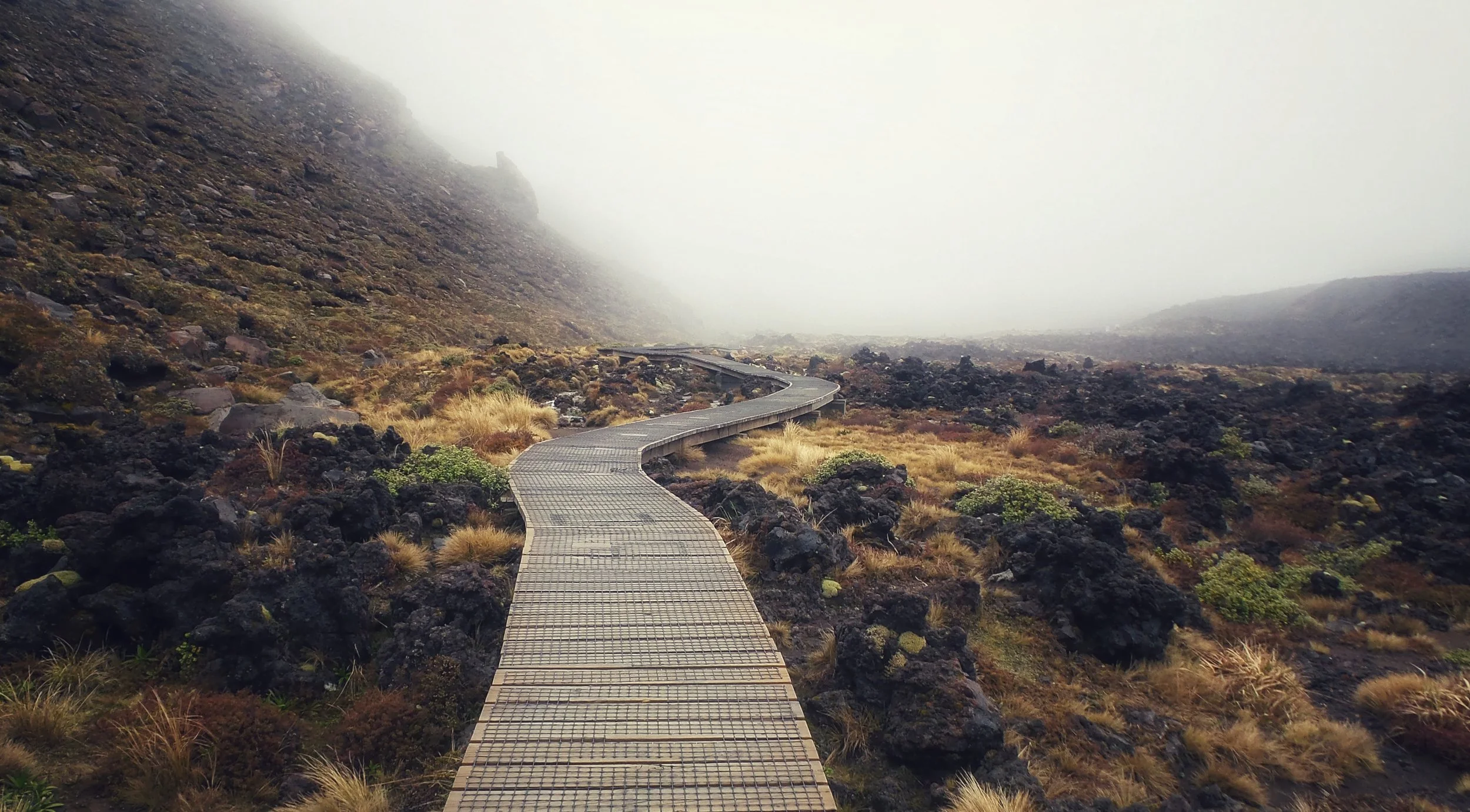 HIKING THE TONGARIRO ALPINE CROSSING IN NEW ZEALAND: COMPLETE GUIDE