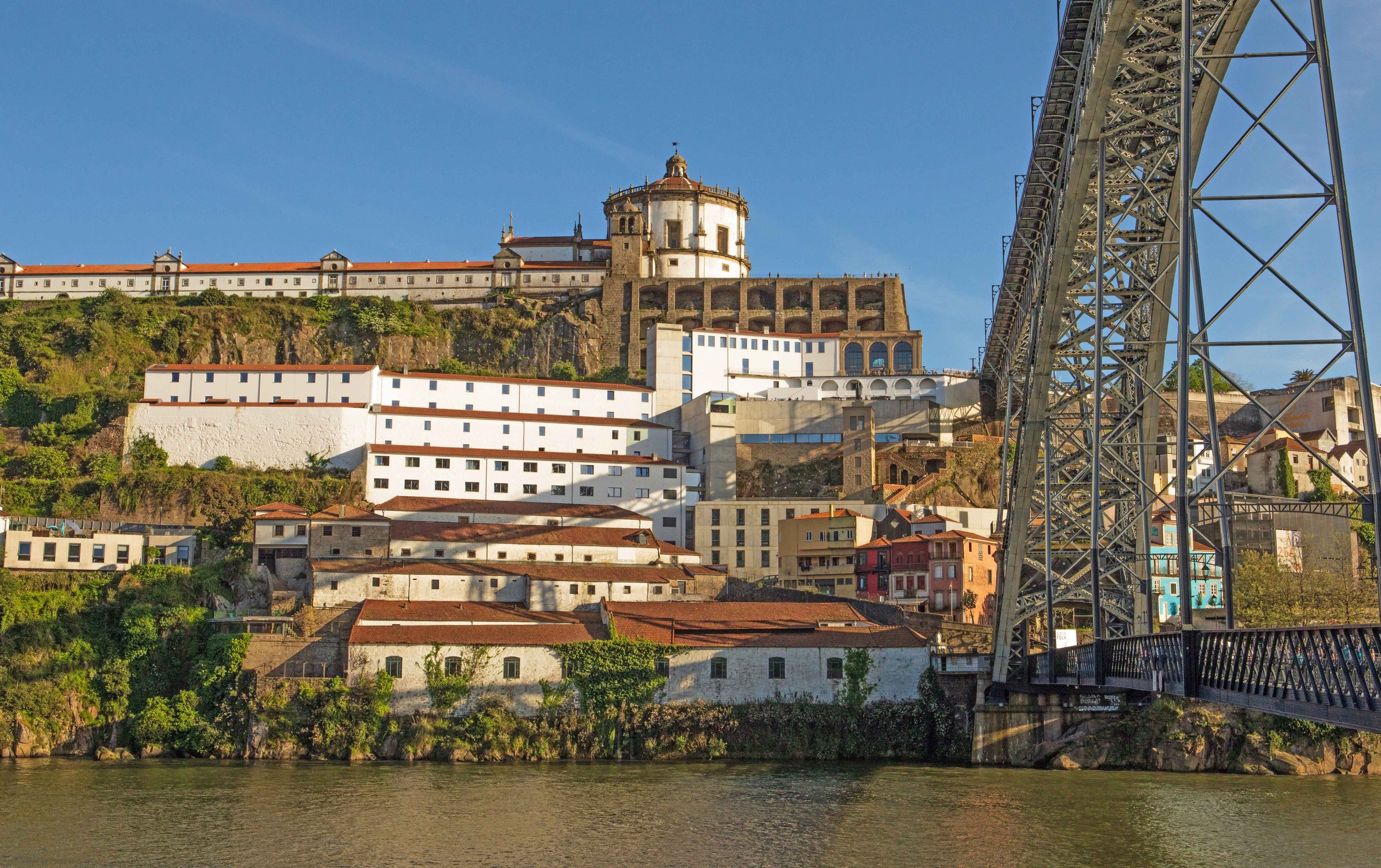 Ponte Luis I bridge, Douro River, and Mosteiro de Serra do Pilar, or Monastery of Serra do Pilar, across the river from Porto in Vila Nova de Gaia.