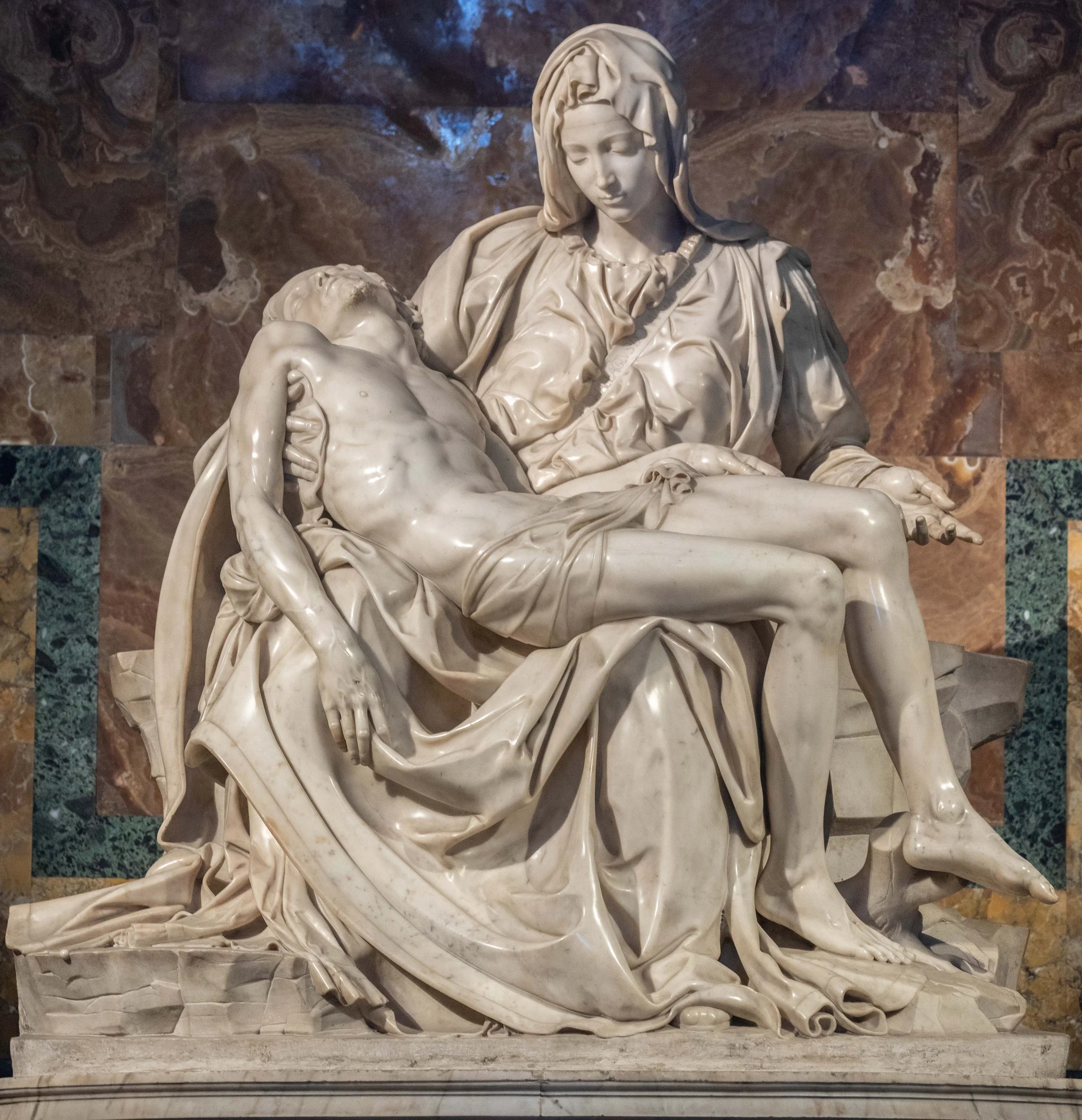  Michelangelo’s  Pietà  stature in St. Peter's Basilica 