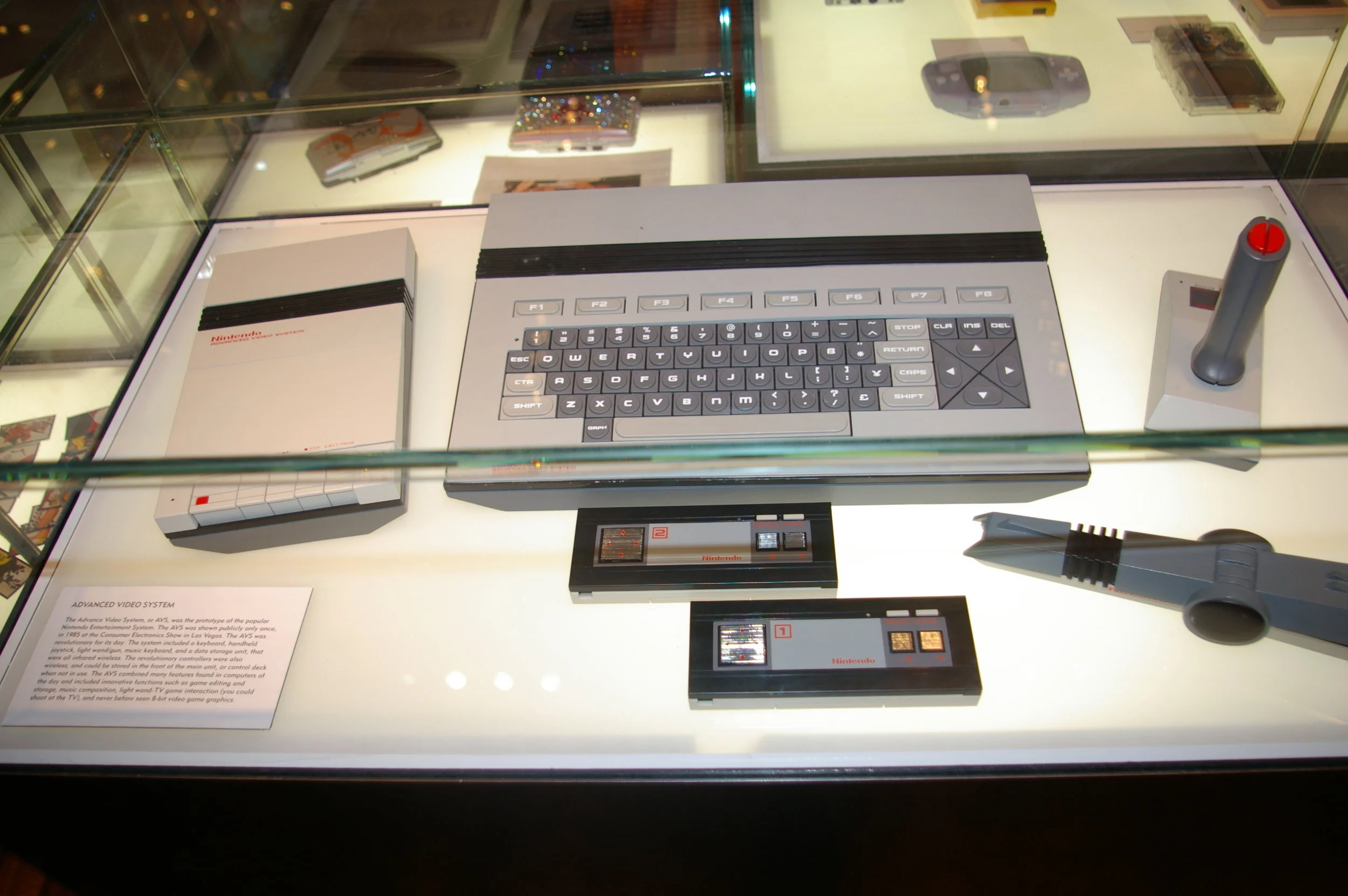O Nintendo AVS traria teclado, leitor e gravador de fitas cassetes, joystick tipo manche e outros acessórios típicos de computadores da época