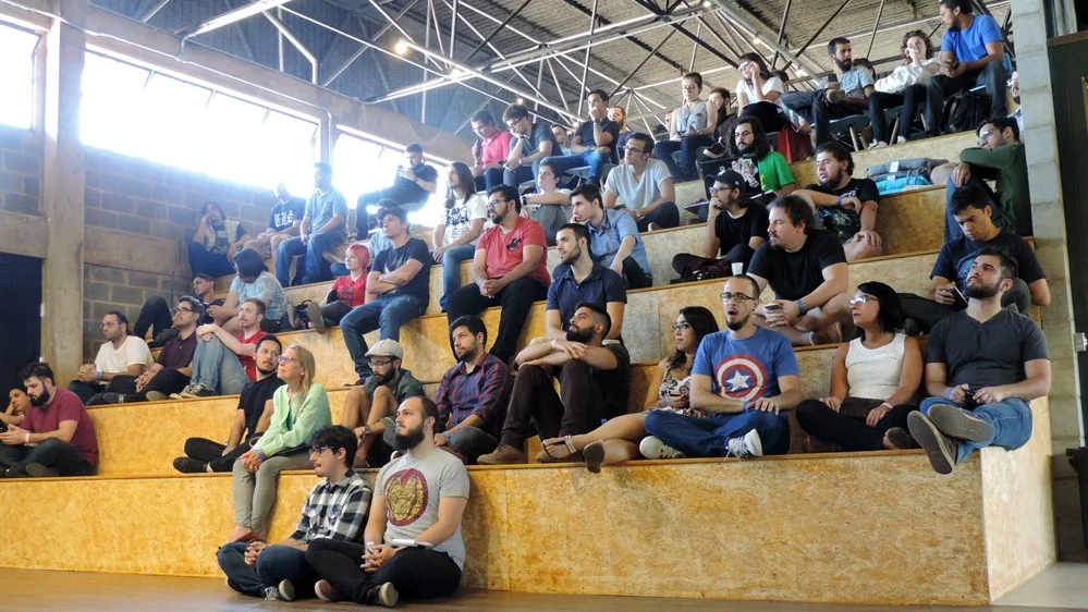 Além das estações de trabalho, a Indie Warehouse conta com arquibancada para realização de palestras