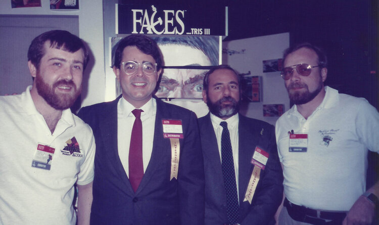 Da esquerda para a direita: Alexey Pajitnov (criador de Tetris), Paulo Roque, Leonel Penna Franca e um funcionário da Bullet Proof Software, na CES de Chicago, em 1990. Crédito: Acervo pessoal/Leonel Penna Franca