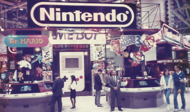 Leonel Penna Franca posa em frente ao estande da Nintendo, na CES de Chicago, em 1990.  Crédito: Acervo pessoal/Leonel Penna Franca