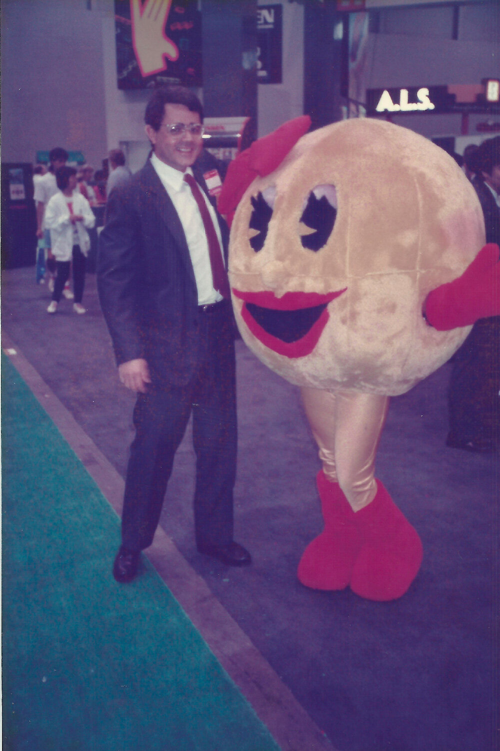  Paulo Roque com Ms. Pac Man na CES de Chicago em 1990. 
