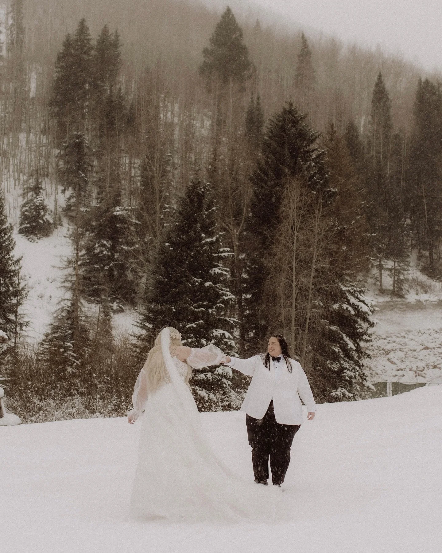 ✨ FEATURED on @dancingwithher ✨
Two dreeeeamy snow-caked days in Telluride ❄️🏔️
🚡 Gondolas through the clouds
🤠 Cowboy hats + boots in the snow
💍 Guests getting custom jewellery, glassware &amp; leather keepsakes made on the spot 🪩✨

Full story&