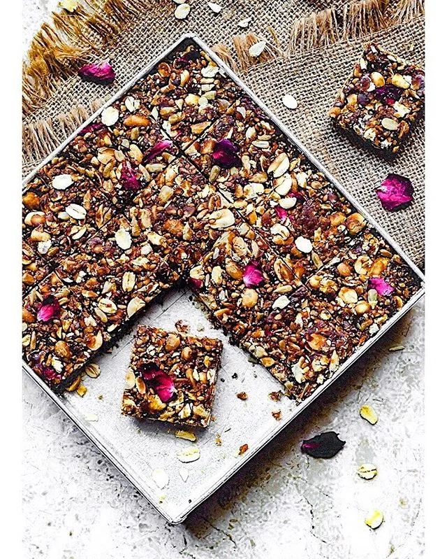 Moongphali aur Til Gur ki Chikki (Oat, Nut and Seed Brittle) 