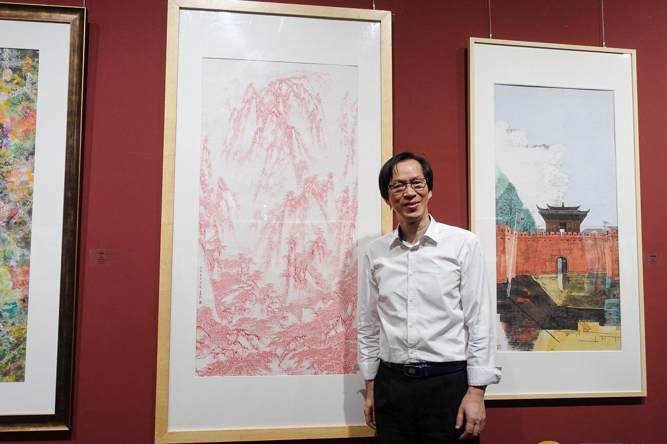  香港美協常務副主席熊海與其畫作《黃山天都峰》 