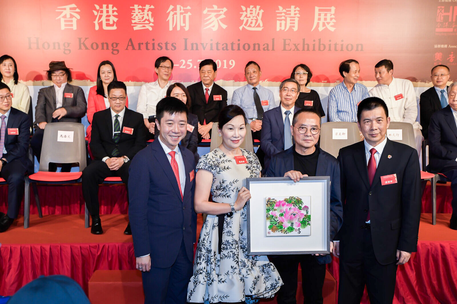  林天行主席致送作品給香港各界文化促進會 