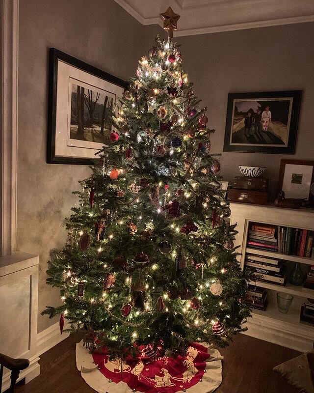 Combining yellow &amp; white lights is a great way to give your tree sparkle and warmth.  And don&rsquo;t forget to add some old fashioned tinsel to really kick the sparkle up a notch!  #christmastree #christmasdecor #christmastreelights