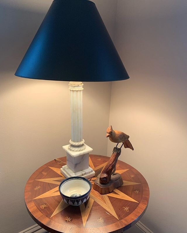 Glorious grouping on a beautiful 𝐀𝐦𝐞𝐫𝐢𝐜𝐚𝐧 Empire table complimented by a Moroccan bowl and hand carved cardinal and a marble column lamp - sheer perfection!@michaelboodro and @robertatcompass in #reddingct ___________________________________
