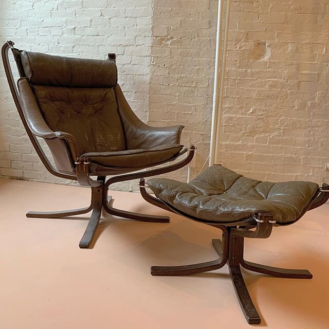 Falcon leather sling chair and ottoman. Sigurd Ressell for Vatne M&oslash;bler, 1970s.

Hey, also, you can see it when the shop opens back up next Thursday, July 2nd.

#falconchair #midcenturyloungechair #loungechairandottoman #slingchair #leatherlou