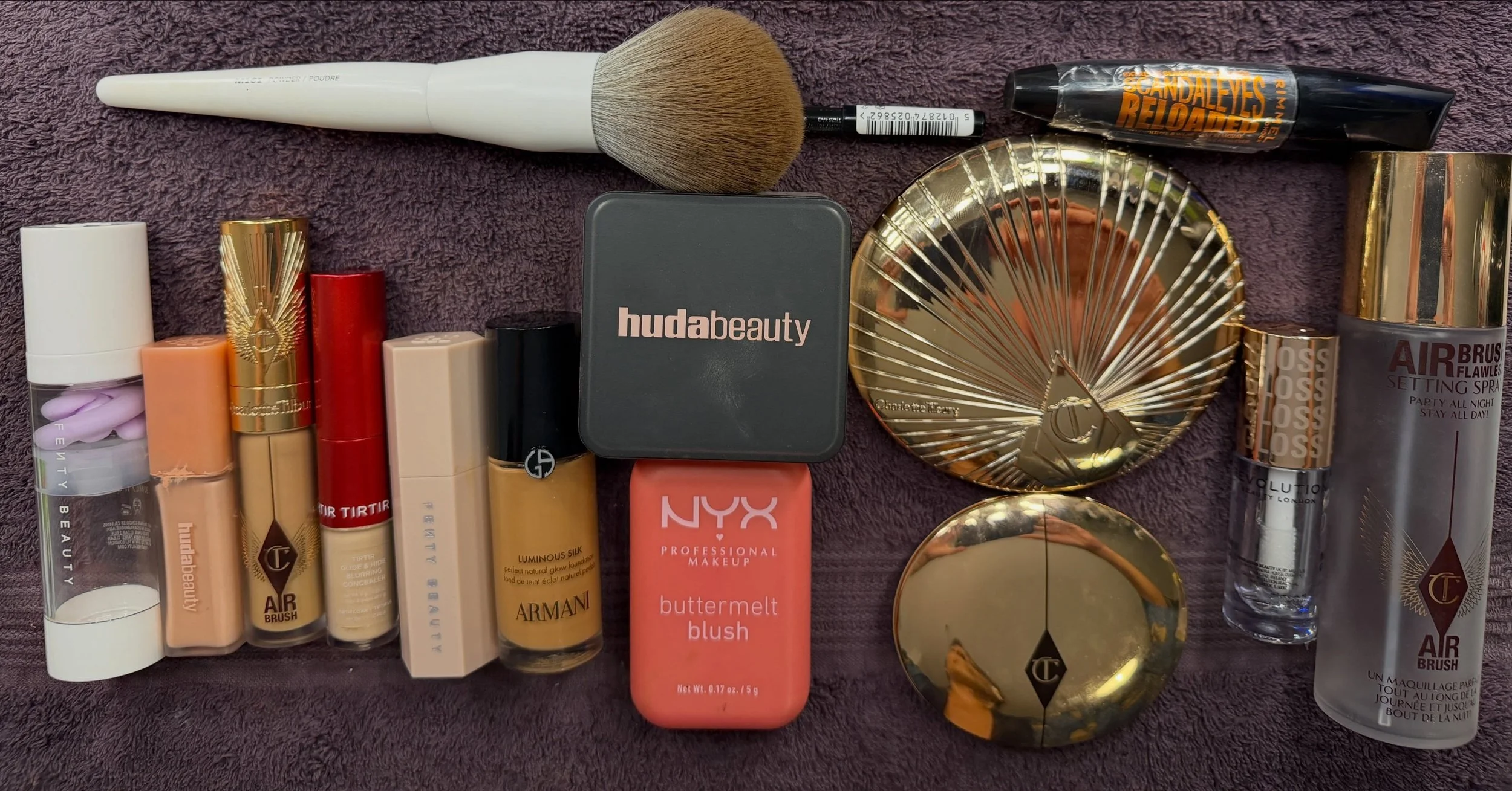 These are the makeup products I use to become Carmen Ghia @theproducerslondon 

@fentybeauty Grip Trip primer 
@hudabeauty Peach light colour corrector
@charlottetilbury @charlottetilburyskincare air brush concealer 9.5 Tan
@tirtir_global Glide &amp;