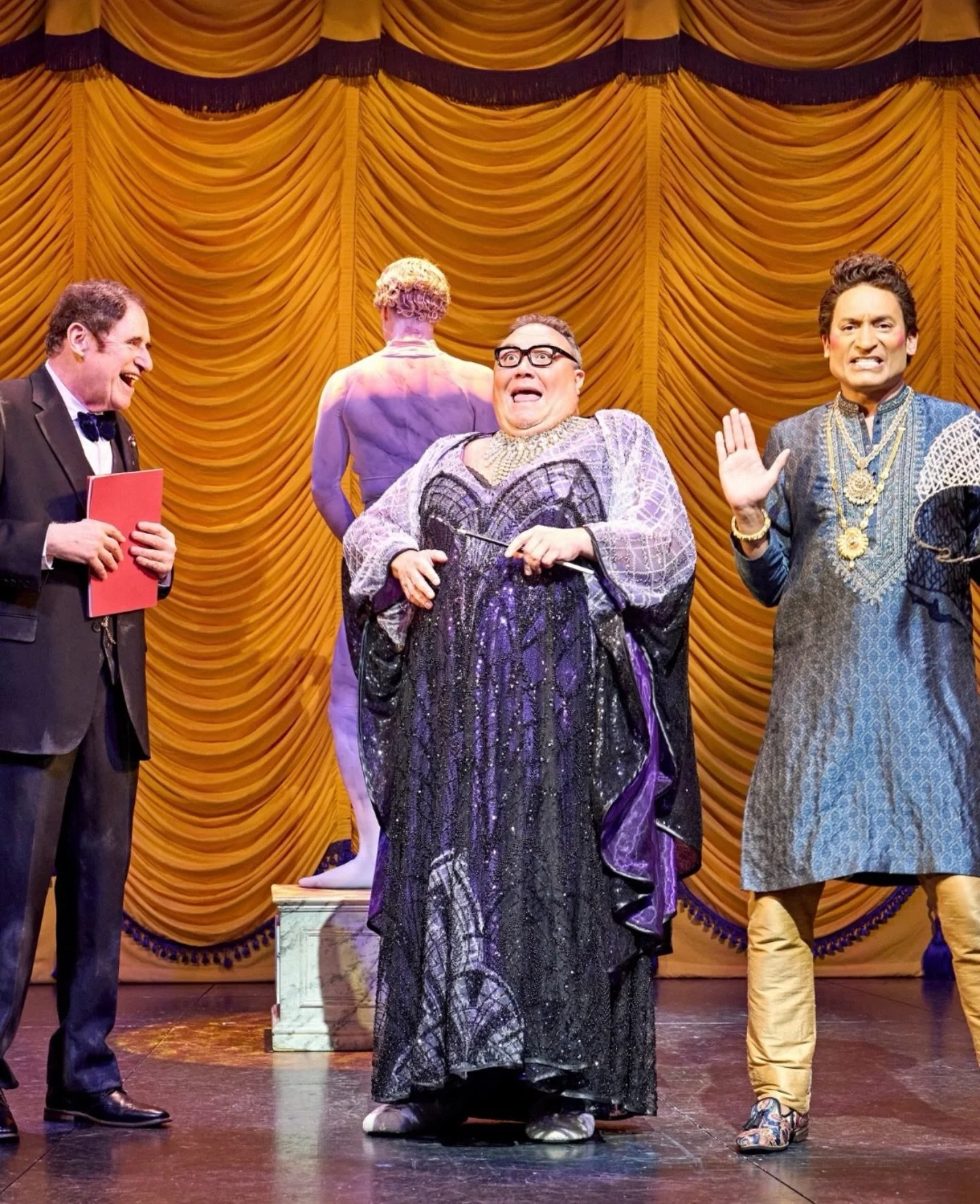 It&rsquo;s Gala night for @realrichardkind at the Garrick Theatre! He&rsquo;s here playing Max Bialystock for 6 weeks till May 6th. Come along and join the fun @theproducerslondon 

📸 @manuelharlanphotography 

#richardkind #maxbialystock #carmenghi