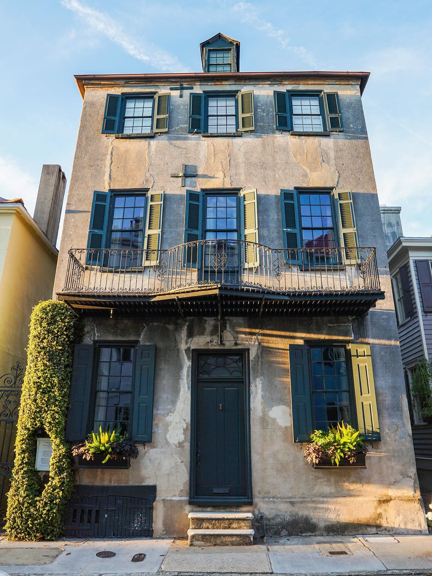 Lived in Charleston for 3+ years and never got tired of wandering downtown&rsquo;s historic streets. 

Pro tip from a former local: go in the spring or fall. High summer? You&rsquo;ll feel like you&rsquo;re slow roasting in pastel paradise. 🫠

#expl