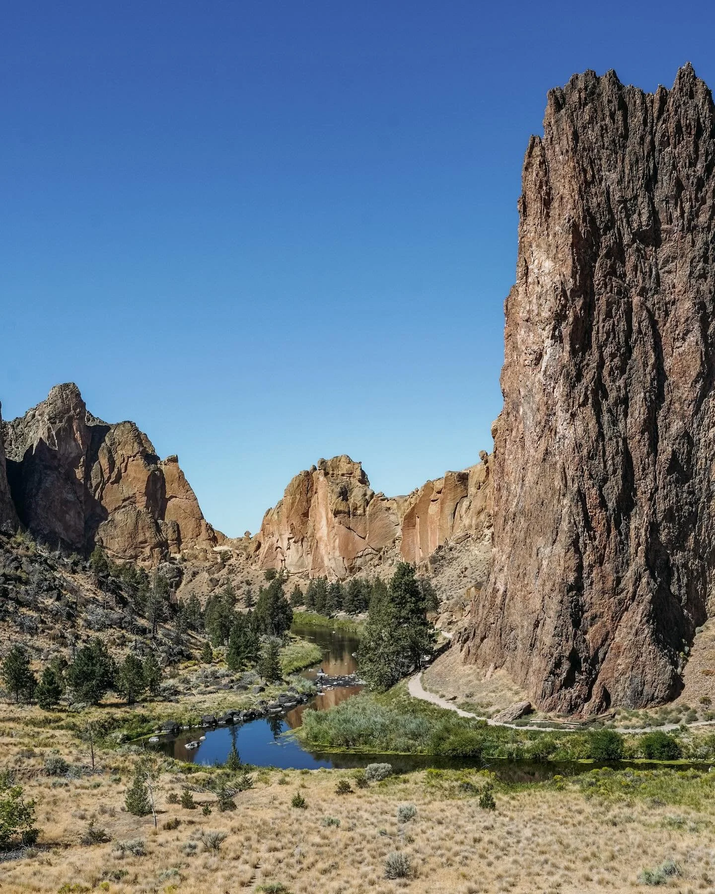 If you&rsquo;re already in Bend, do yourself a favor and make the detour to Smith Rock State Park. Dramatic cliffs, winding river trails, and views that feel straight out of a Western.

#smithrock #smithrockstatepark #bendoregon #centraloregon #highd