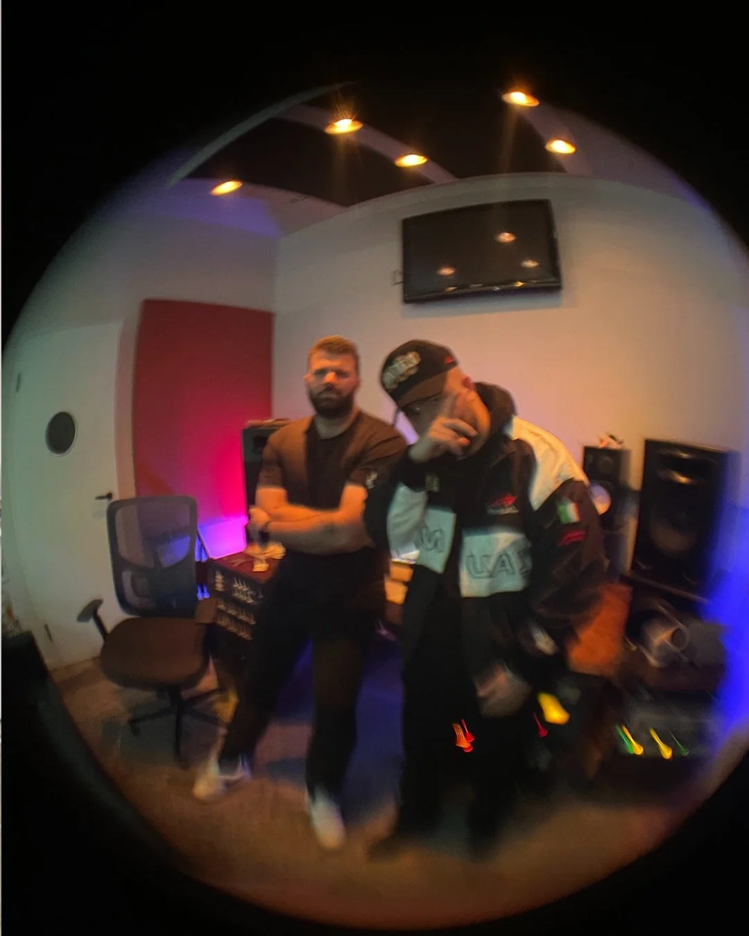 When these two are in the room, you already know something fire’s about to drop! 🔥
@p.rosemusic x @themaximemorin locked in at #DonutShopStudios. Every session with this duo brings out new ideas, bold sounds, and that signature Donut Shop Stu