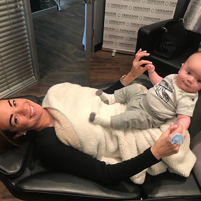 I ❤️ helping busy moms look &amp; feel their best! We were able to keep sweet baby Hayes happy while @brandisalongallerie got henna brow tinting. Swipe for the after pic and a closeup of the adorable 👶🏻
&bull; 
#hennabrows #hennabrowtint #omahamom 