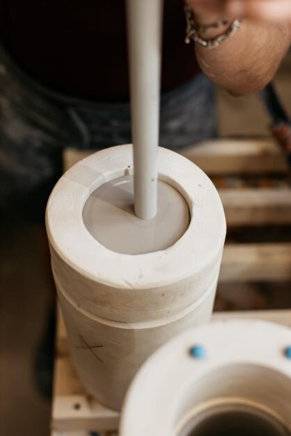 The casting of a vase in its plaster mould ©Yann Audic