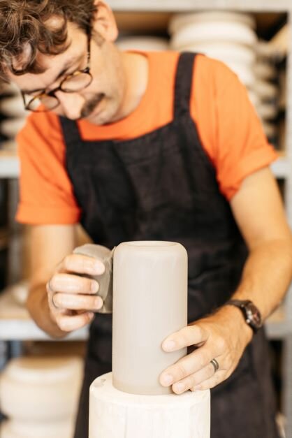 Hand finishing a vase ©Yann Audic