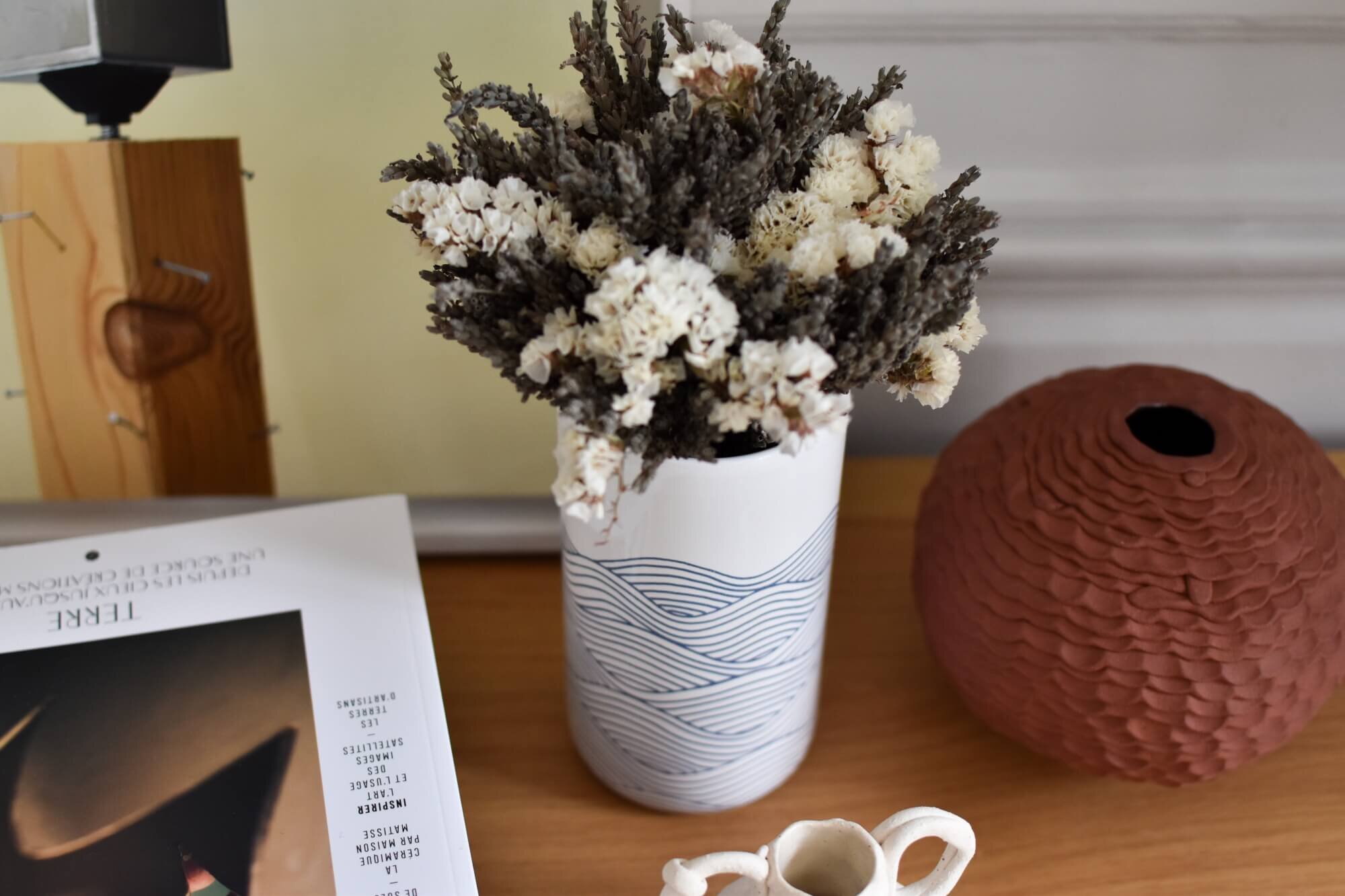 Petit vase blanc avec le décor ondé bleu Faiencerie Georges x Atelier Particulier
