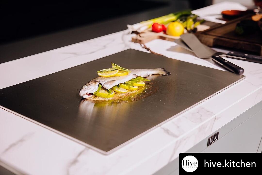 &bull; @hive.kitchen Chefs delights, all within reach.

#teppanyaki #grilling #chefstable #chef #cheflife #qookingtable #outdoorkitchen #outdoor #outdoors #outdoorliving #kitchen #design #food #buitenkeuken #buitenleven #jointhehive