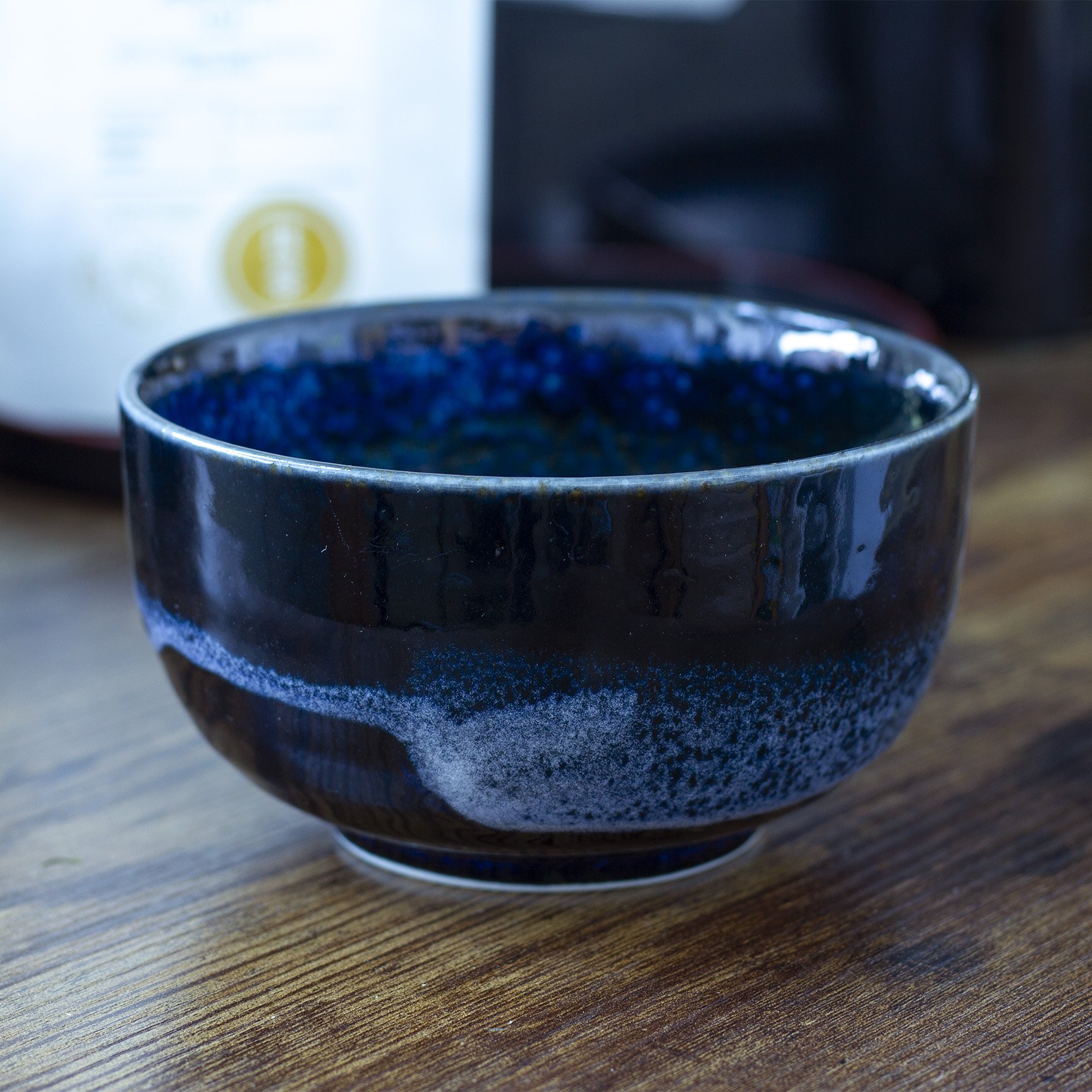 Matcha Schale leuchtend blau NOUKON Pinselstrich Japan.jpg