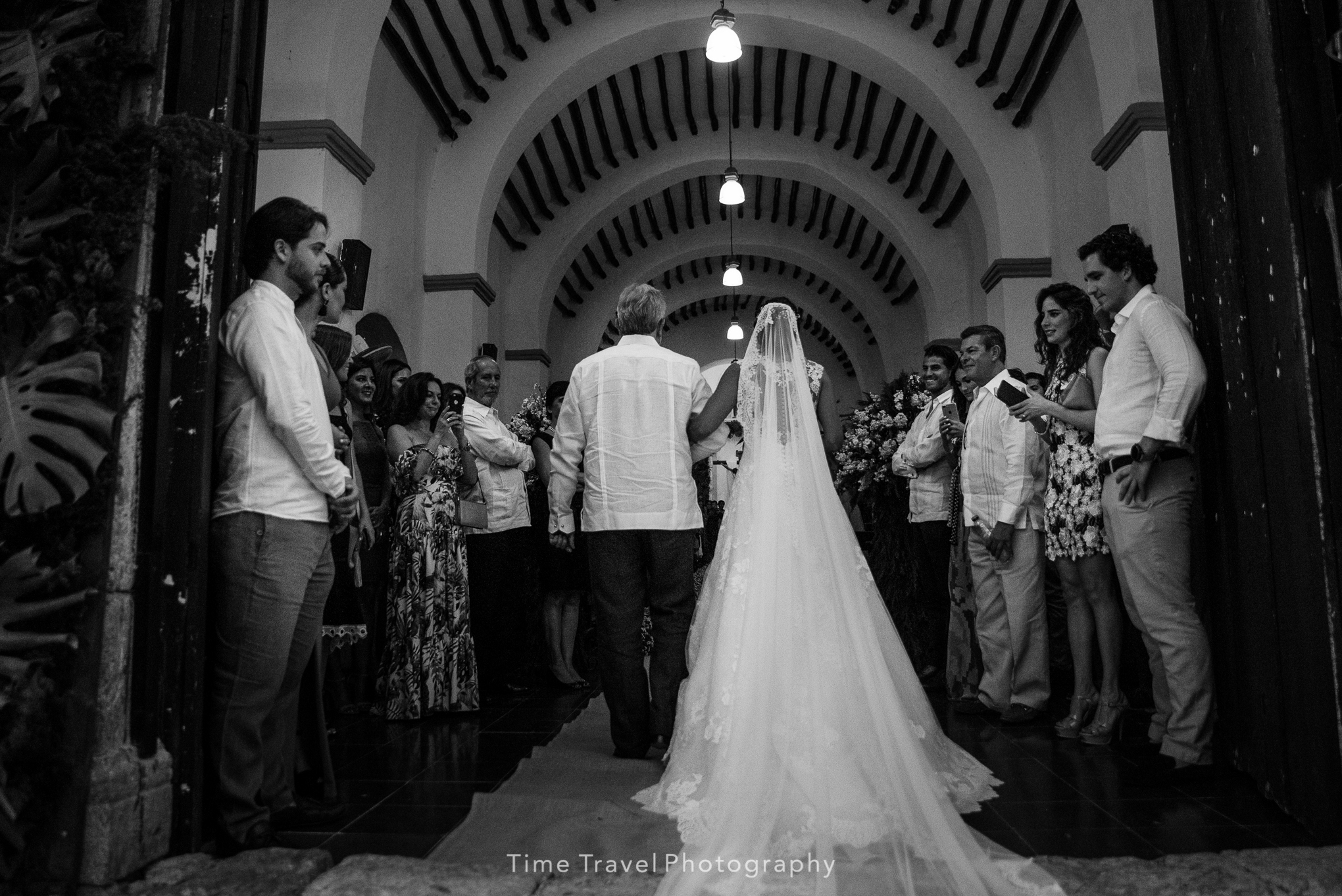 TIMETRAVEL_FOTOGRAFIA_DE_BODA_YUCATAN_DESTINATION_HACIENDA_SAN_PEDRO_OCHIL_ALE_Y_TONO_ENTRADA_IGLESIA.jpg