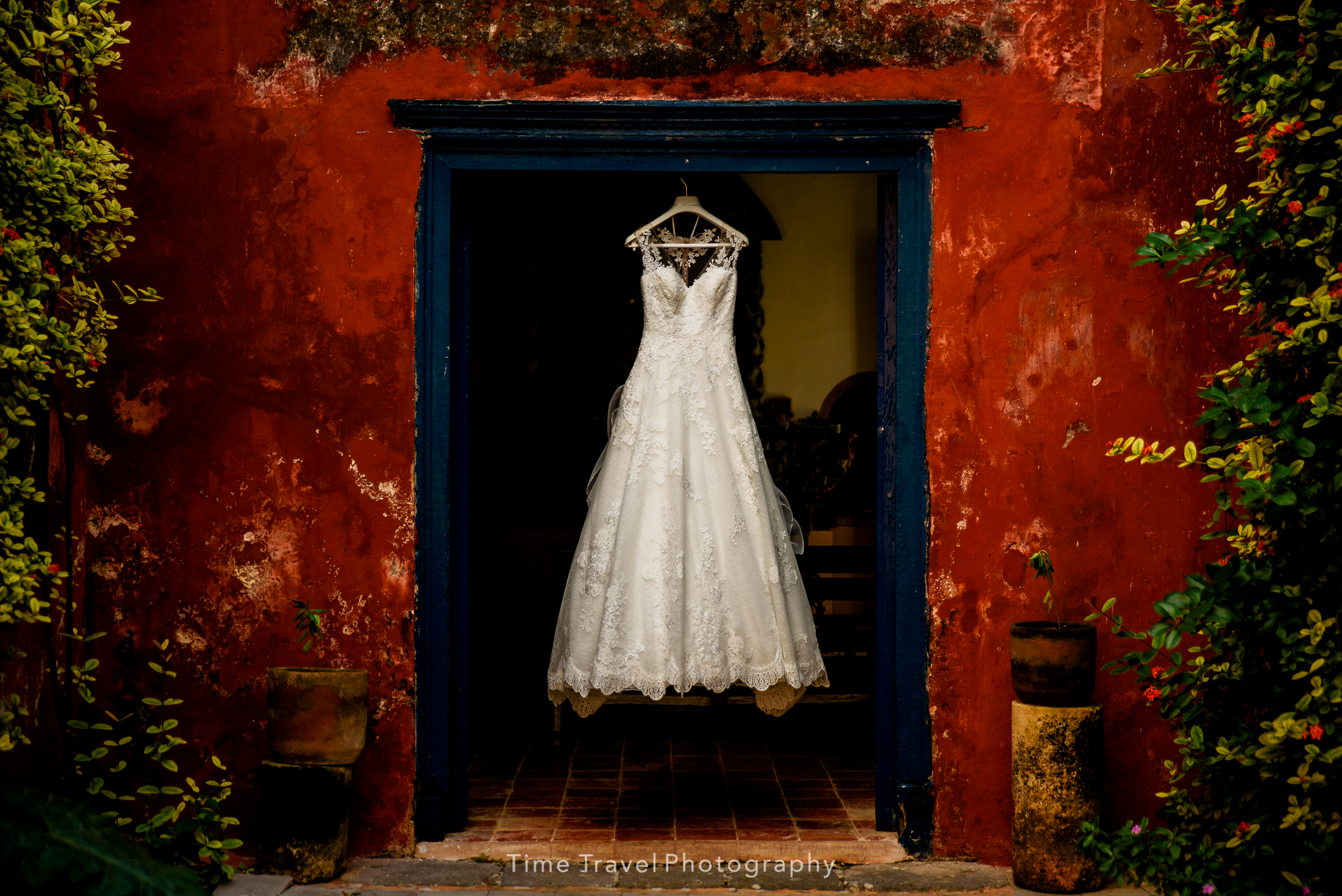 TIMETRAVEL_FOTOGRAFIA_DE_BODA_YUCATAN_DESTINATION_HACIENDA_SAN_PEDRO_OCHIL_ALE_Y_TONO_VESTIDO.jpg