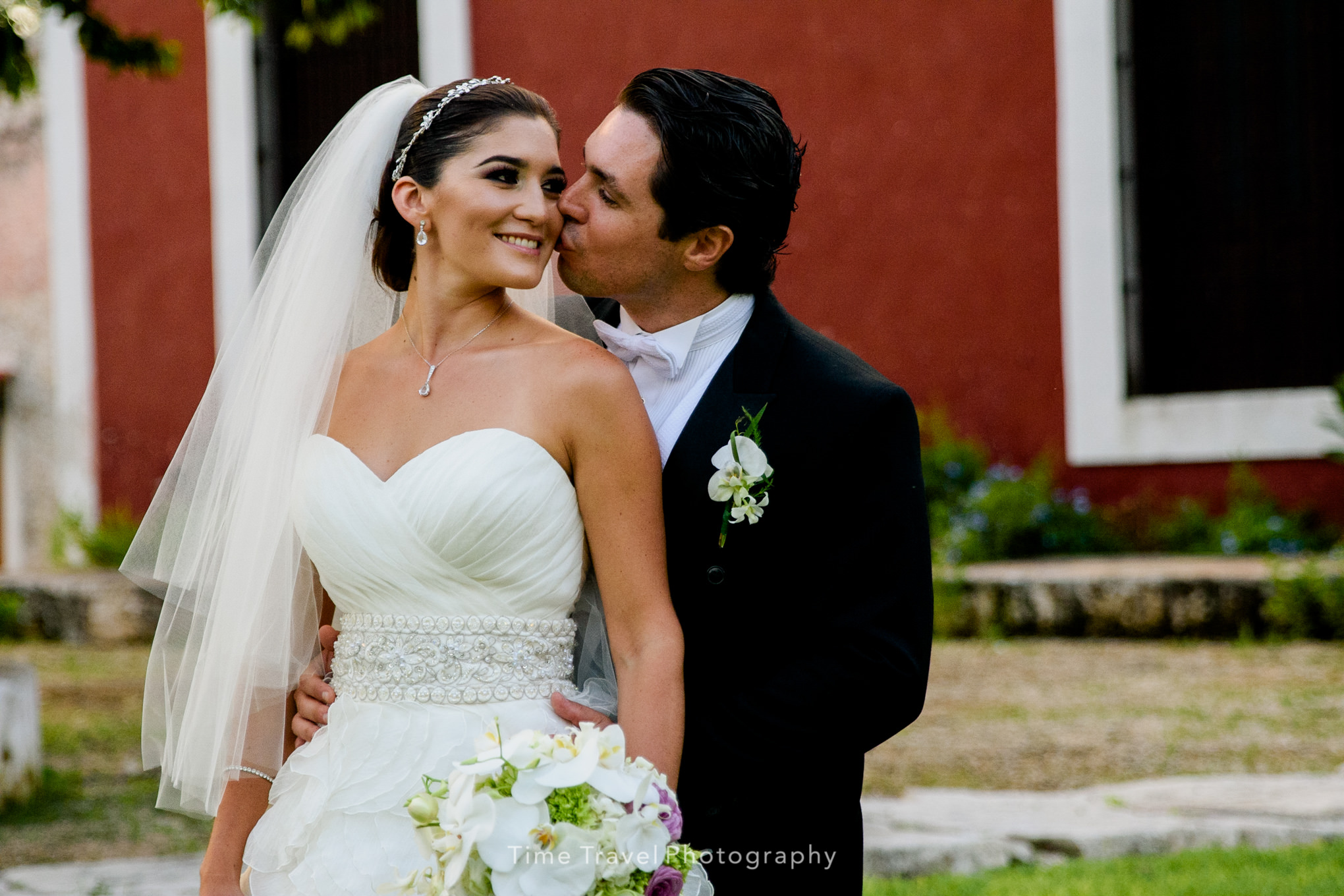 TIMETRAVEL_FOTOGRAFIA_DE_BODA_YUCATAN_DESTINATION_GABY_&_JORGE_KISS.jpg